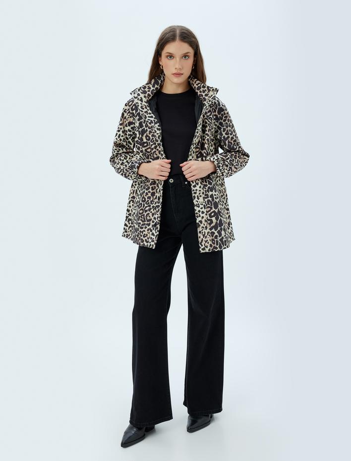  Kapüşonlu Cepli Leopar Desenli Yağmurluk