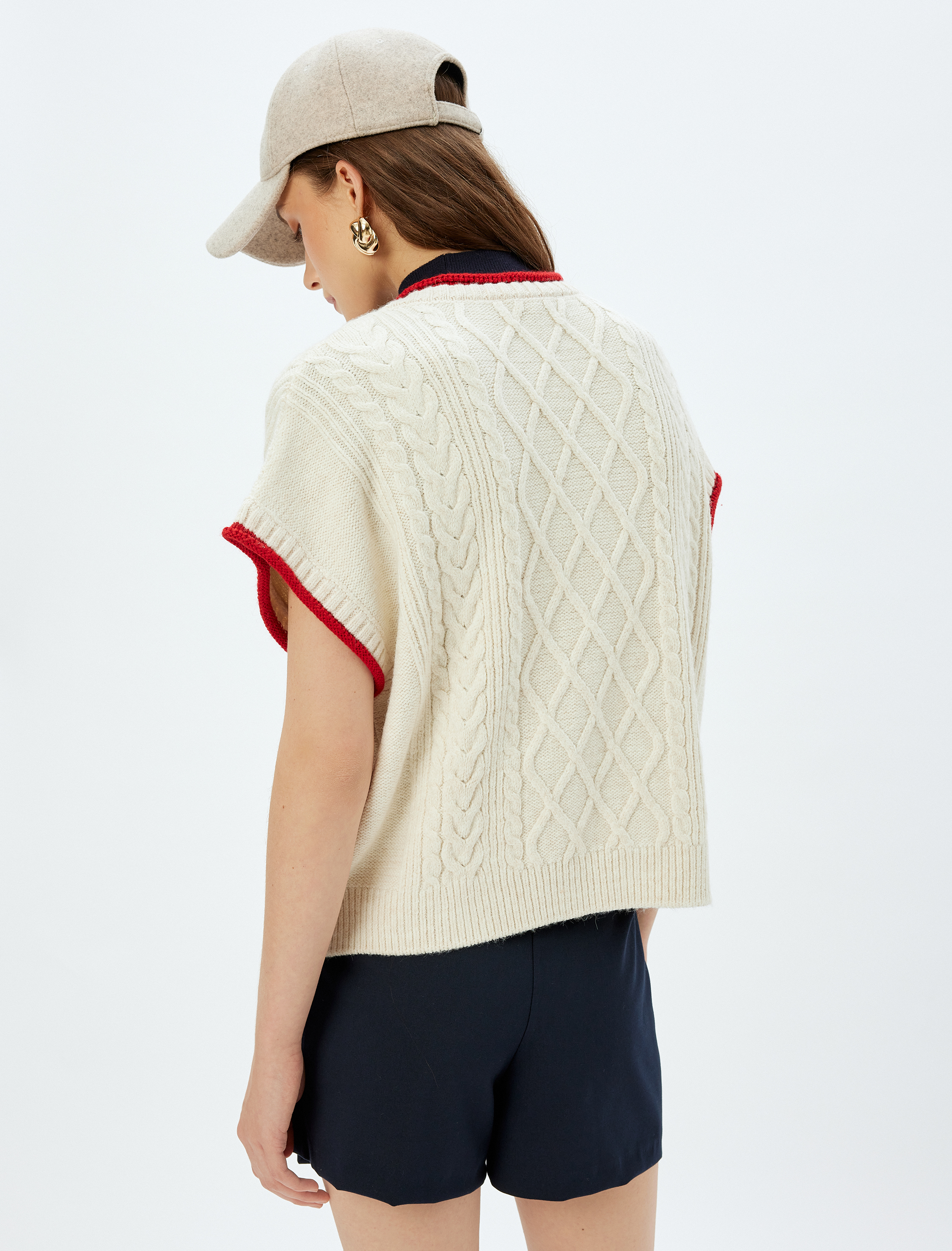   Koton X Sima Tarkan - V Yaka Renk Kontrast Detaylı Saç Örgü Oversize Süveter