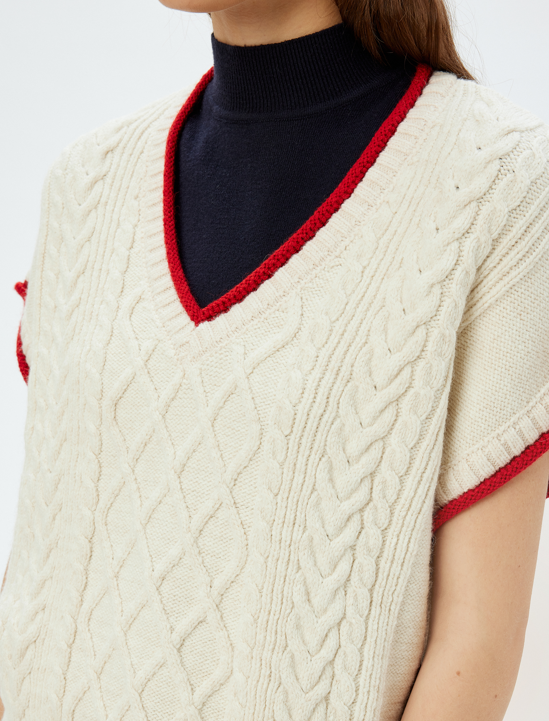   Koton X Sima Tarkan - V Yaka Renk Kontrast Detaylı Saç Örgü Oversize Süveter