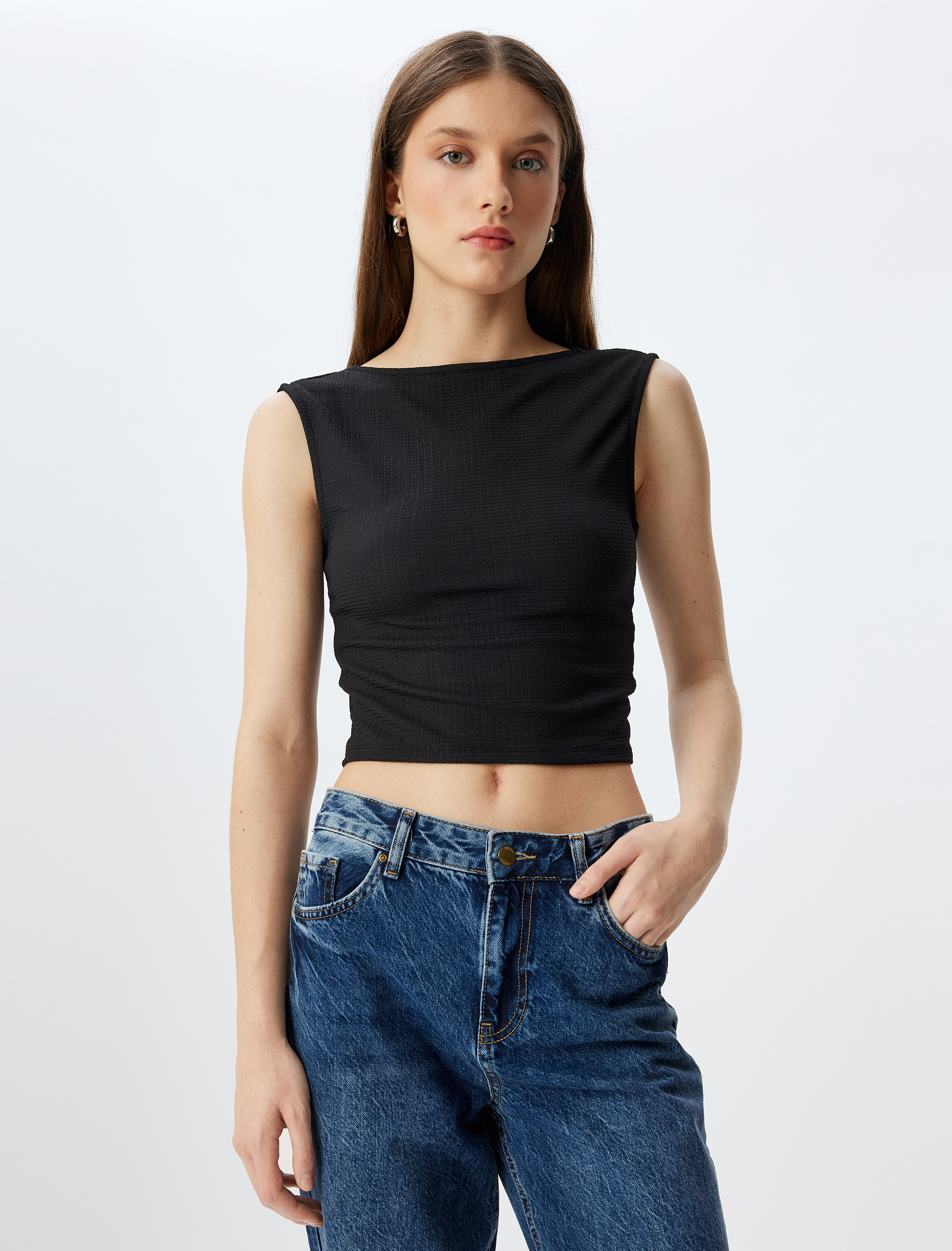 Dokulu Arkası Dekolte Detaylı Kolsuz Crop Üst