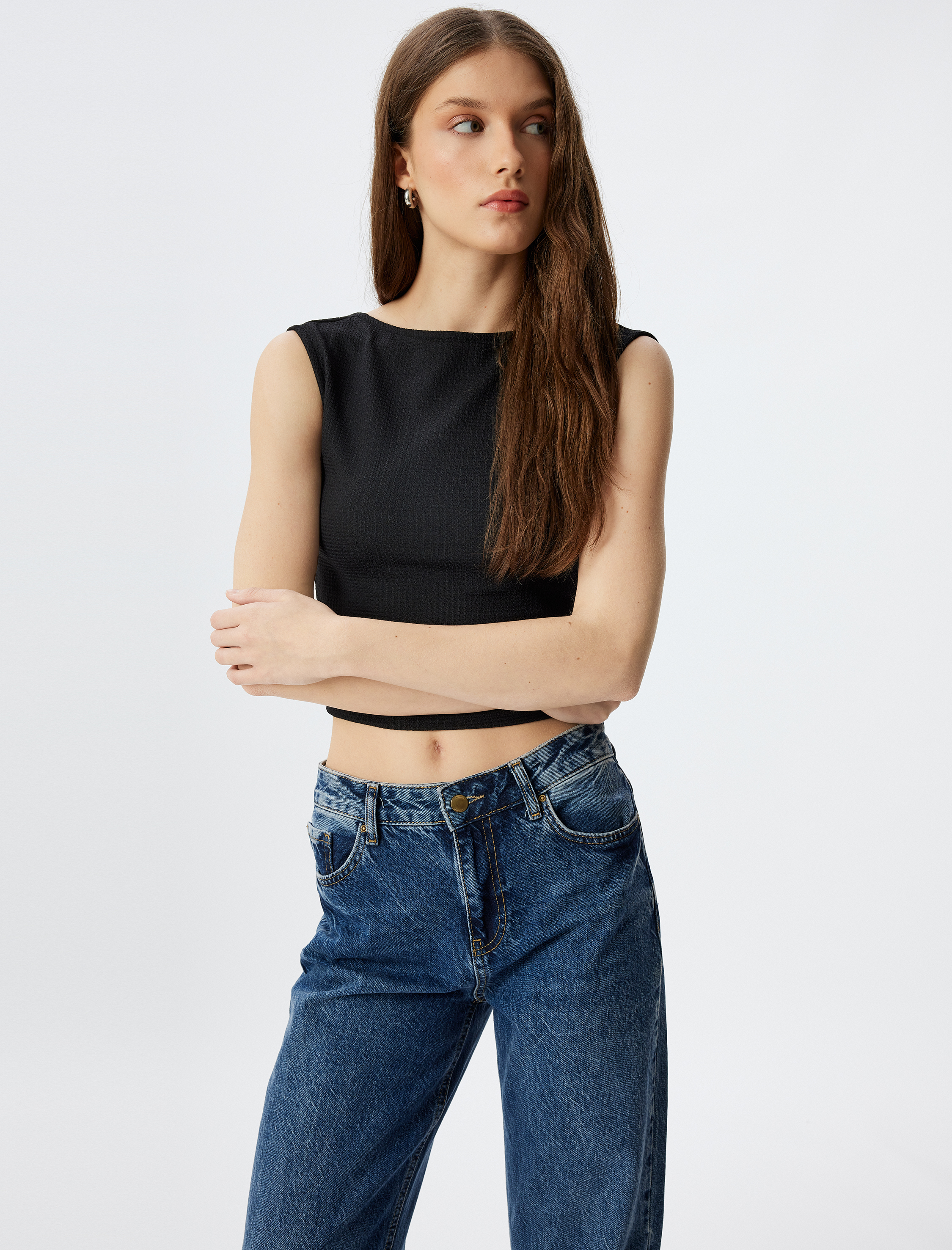 Dokulu Arkası Dekolte Detaylı Kolsuz Crop Üst