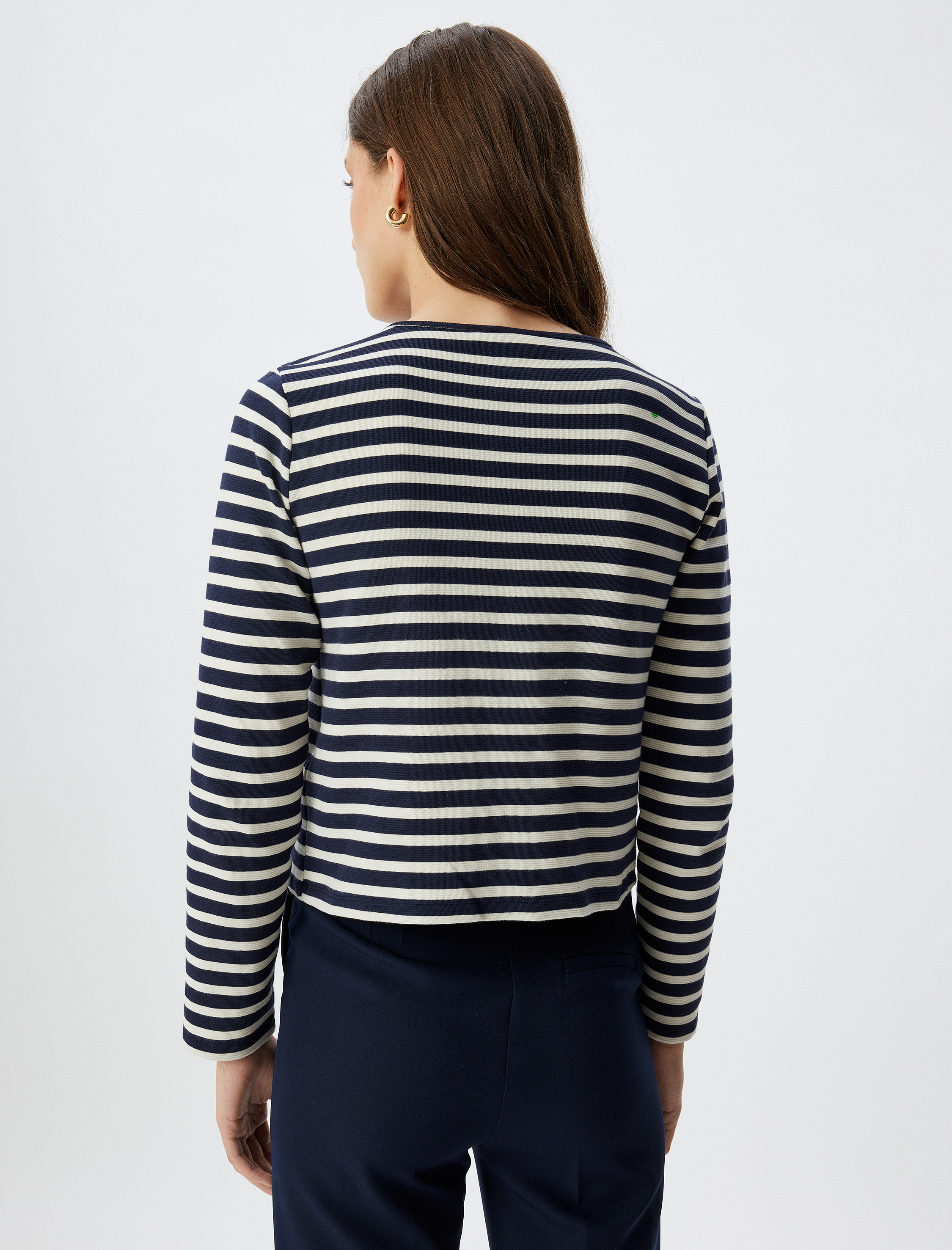   Yuvarlak Yaka Düğmeli Cep Detaylı Hırka