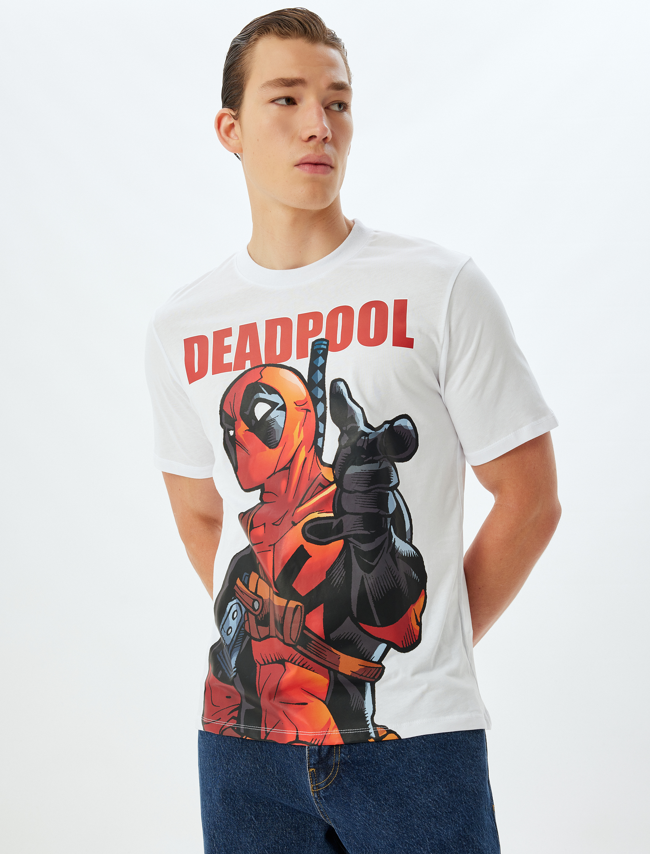 Bisiklet Yaka Pamuklu Kısa Kollu Lisanslı Deadpool Tişört