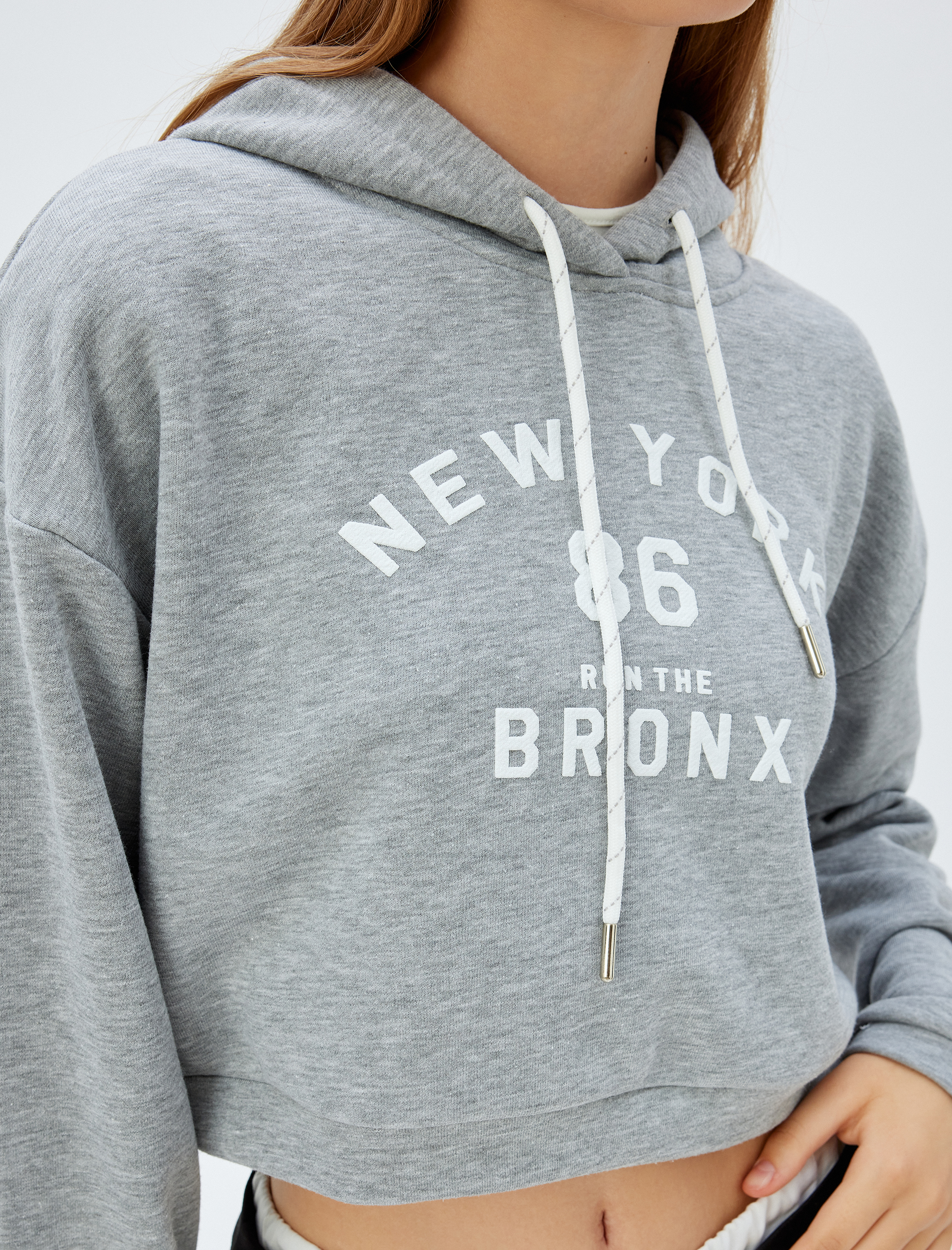   Crop Kapşonlu Sweatshirt Kolej Temalı Baskılı Üç İplik Rahat Kalıp