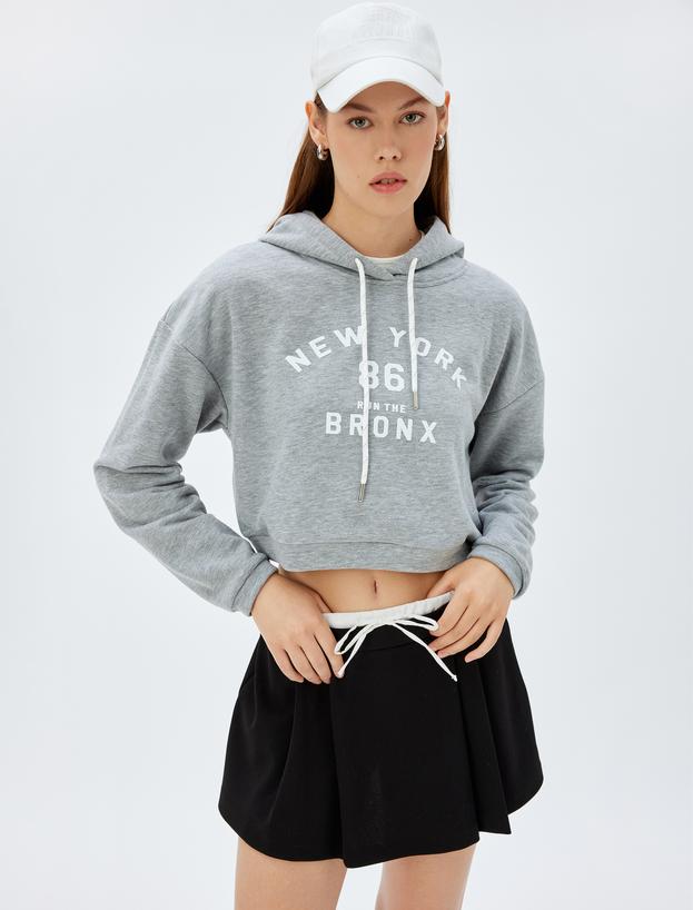 Crop Kapşonlu Sweatshirt Kolej Temalı Baskılı Üç İplik Rahat Kalıp_2