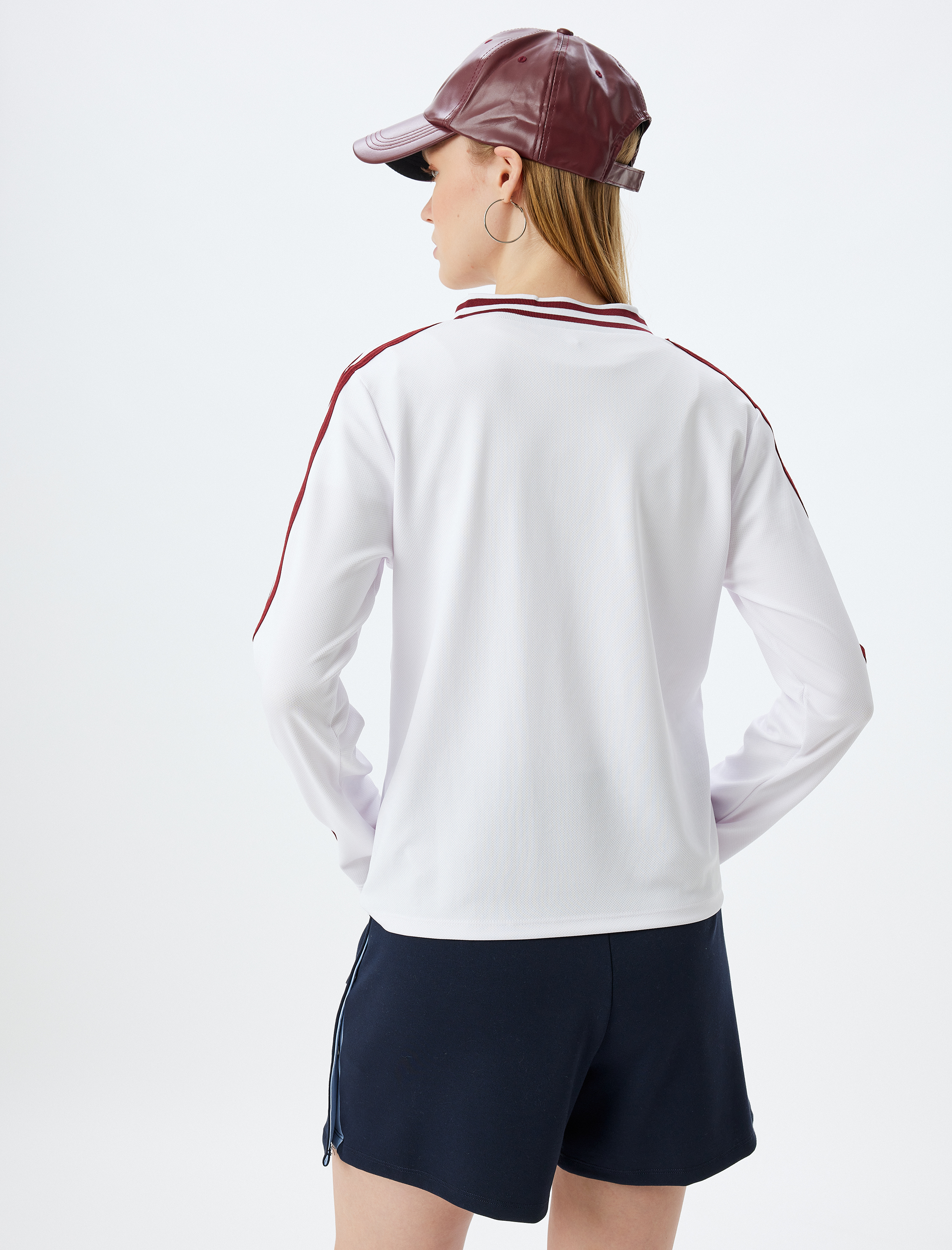   V Yaka Uzun Kollu Biyeli Kolej Baskılı Rahat Kalıp Tişört