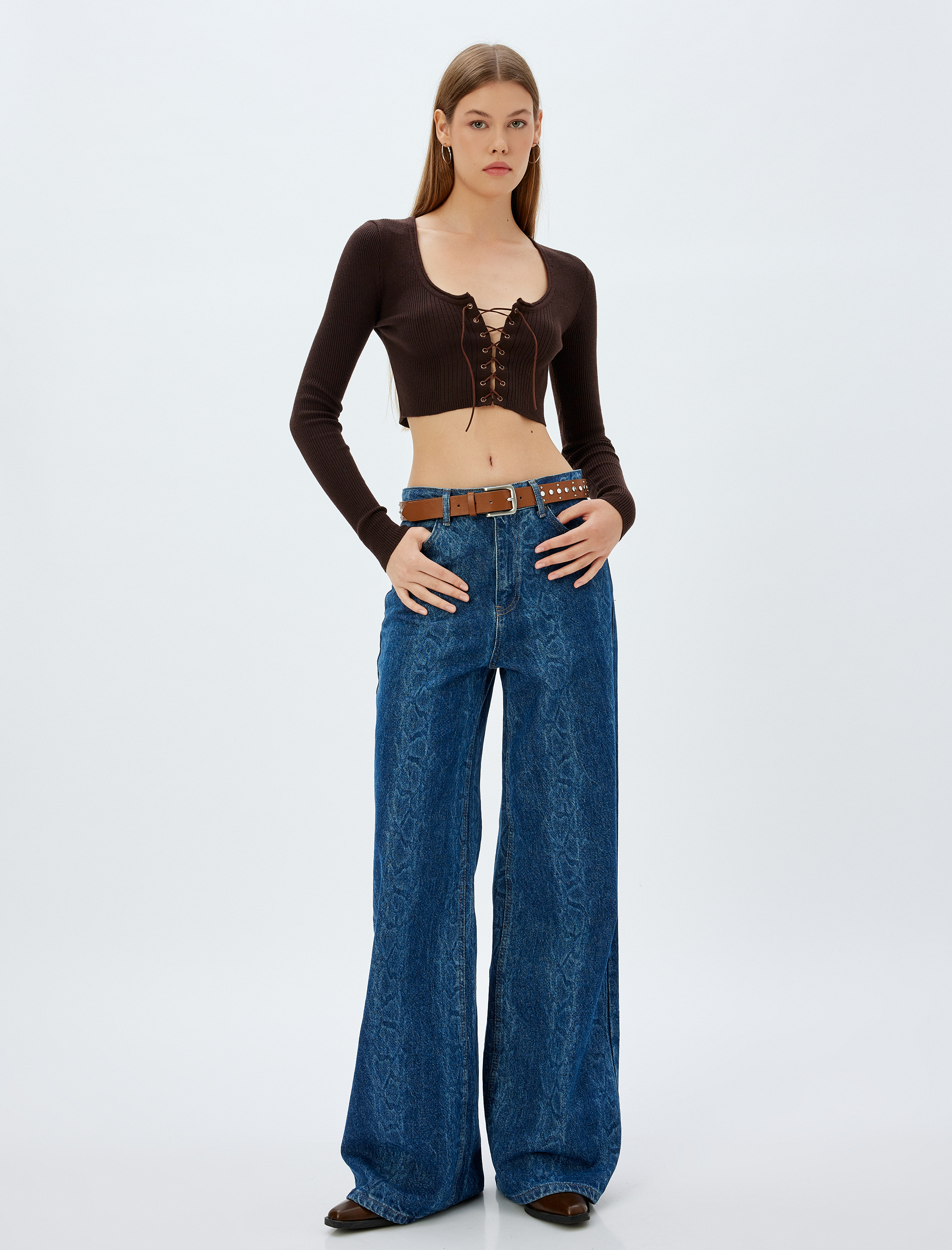 Koton X Zeynep Bastık - Önden Çapraz Bağcık Detaylı Uzun Kollu U Yaka  Crop Triko Kazak