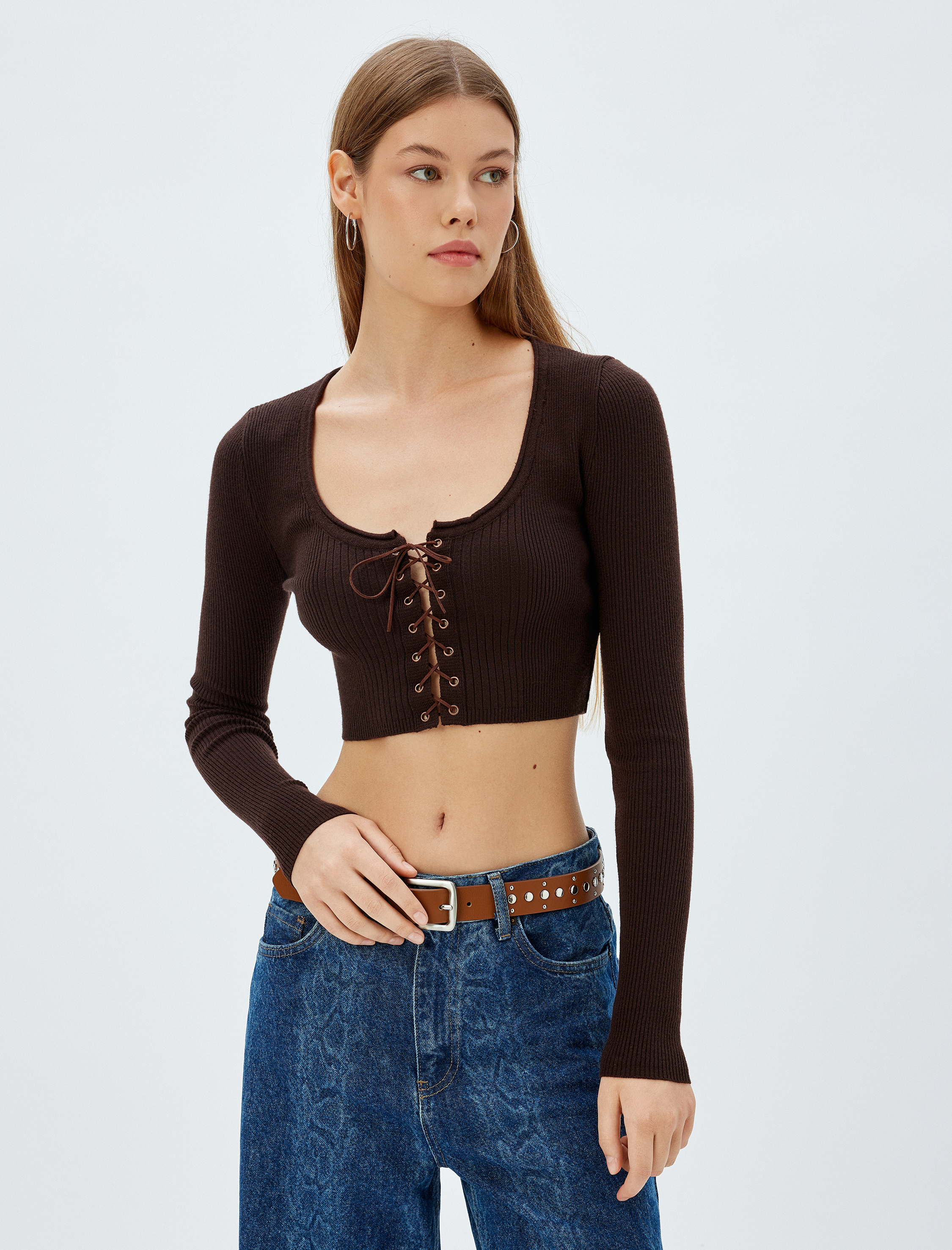 Koton X Zeynep Bastık - Önden Çapraz Bağcık Detaylı Uzun Kollu U Yaka  Crop Triko Kazak