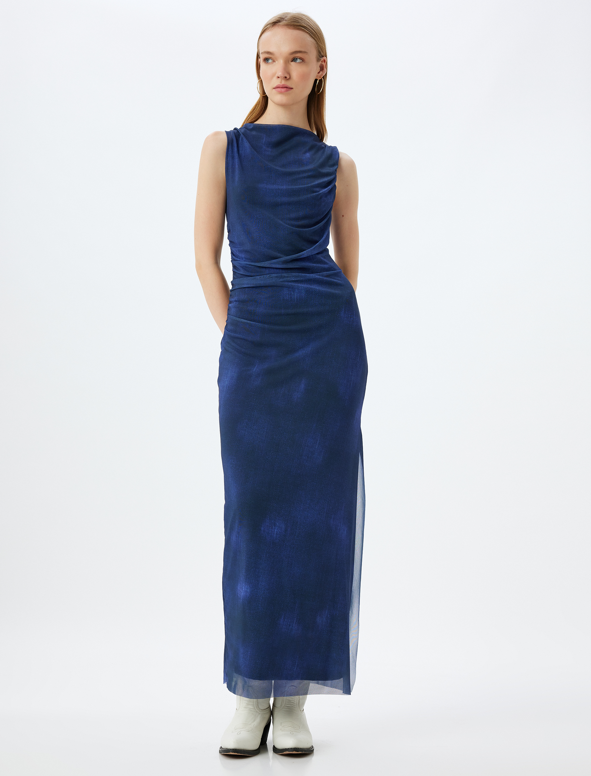   Uzun Kolsuz Drapeli Kayık Yaka Yırtmaçlı Tül Elbise