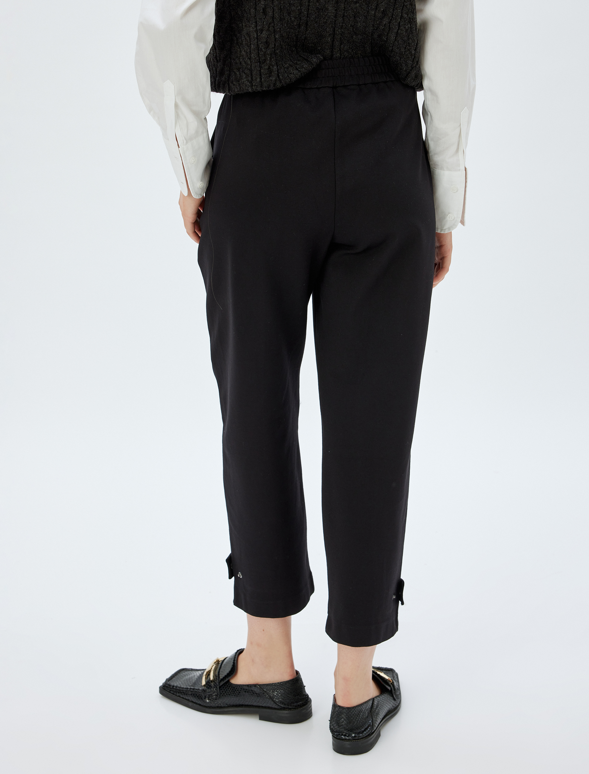   Kısa Paça Kumaş Pantolon Cepli Aplike Detaylı