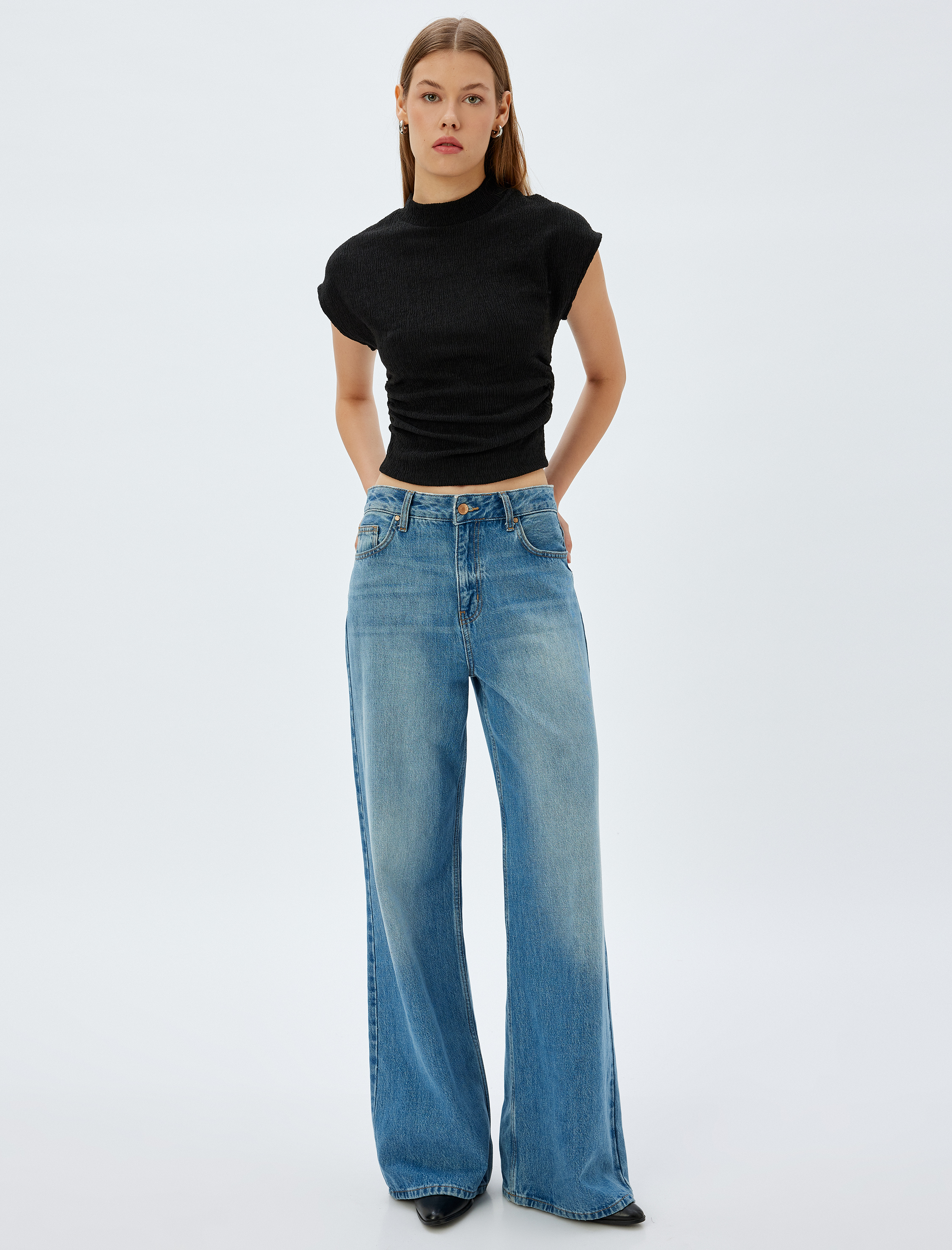   Slim Fit Dokulu Dik Yaka Kolsuz Tişört