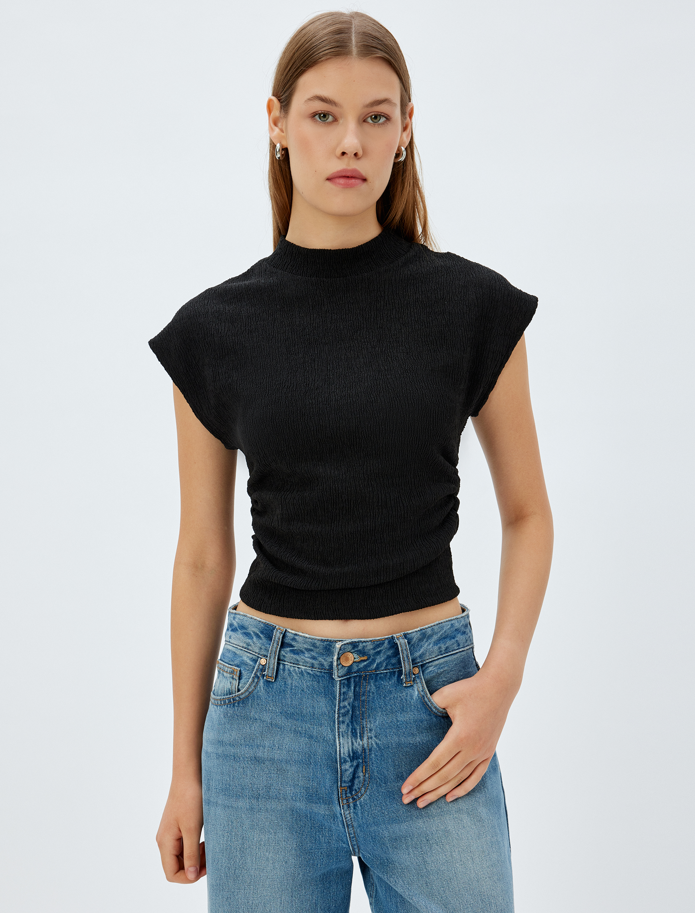   Slim Fit Dokulu Dik Yaka Kolsuz Tişört