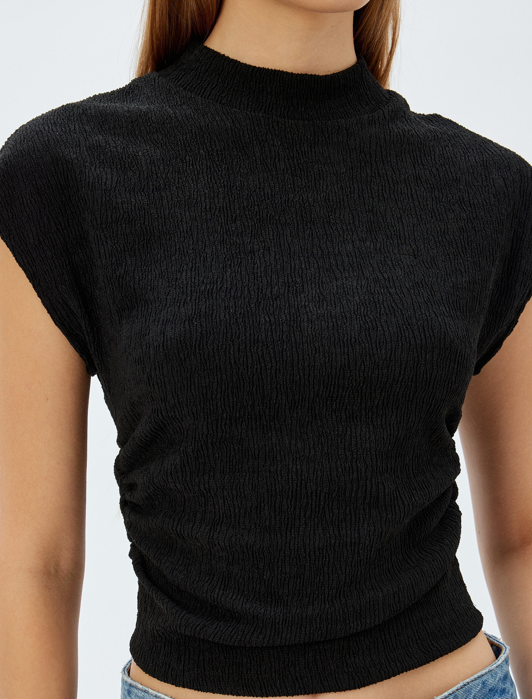   Slim Fit Dokulu Dik Yaka Kolsuz Tişört