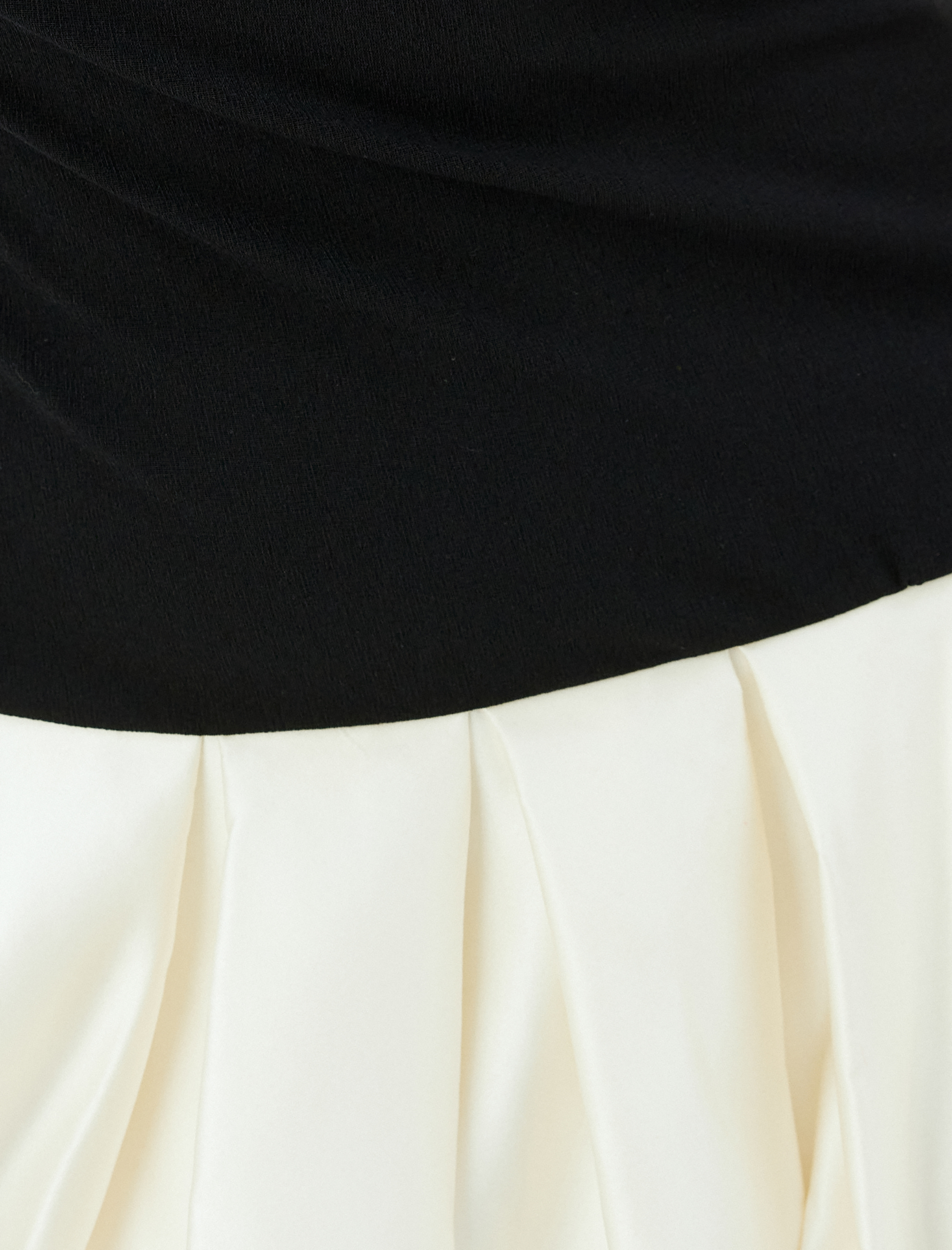   Koton X Sibil Çetinkaya - Mini Balon Elbise Saten Kumaş Detaylı Renk Kontrastlı