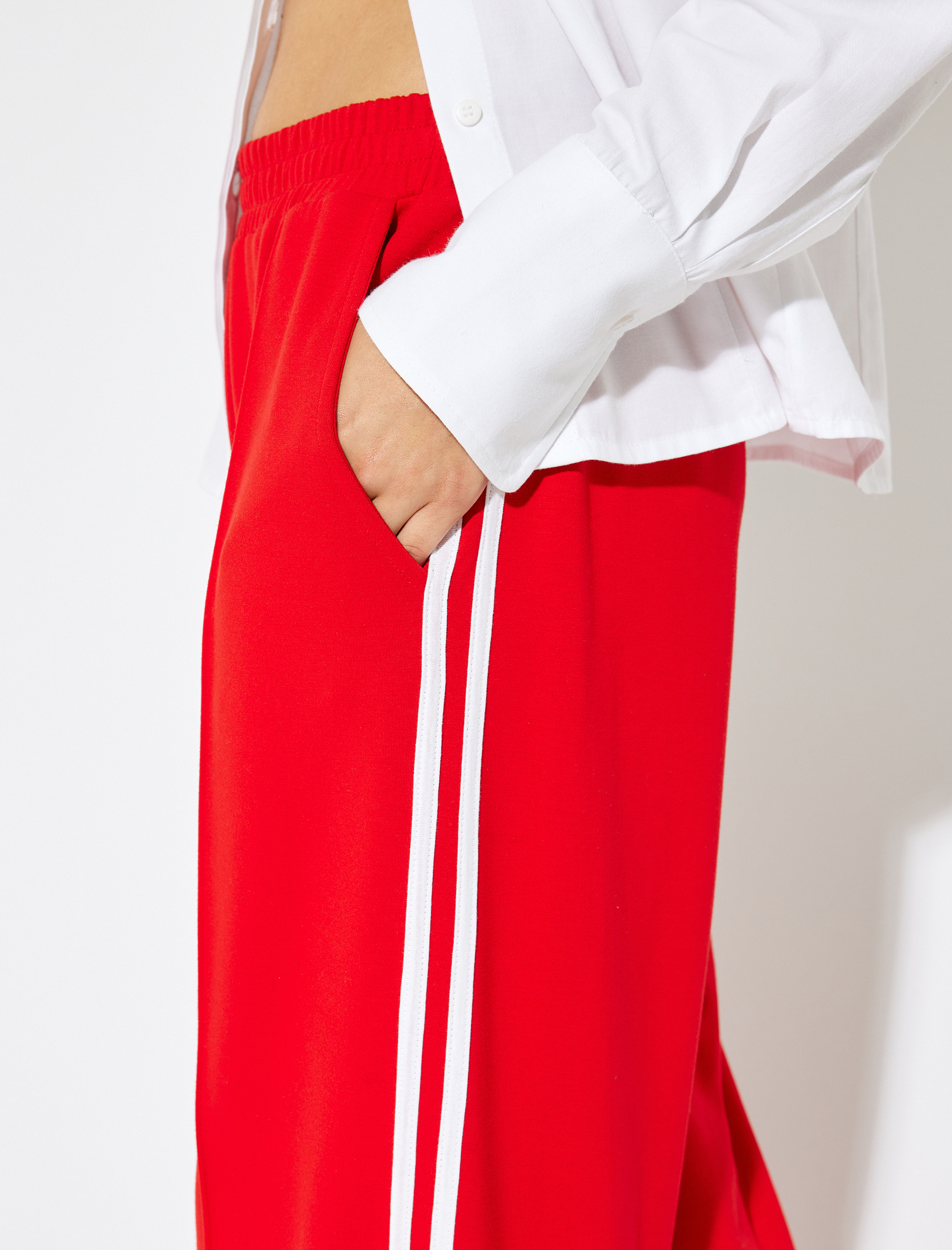 Koton X Sima Tarkan - Eşofman Pantolon Bol Paça Yanları Çizgi Şerit Detaylı Cepli Nervür Detaylı