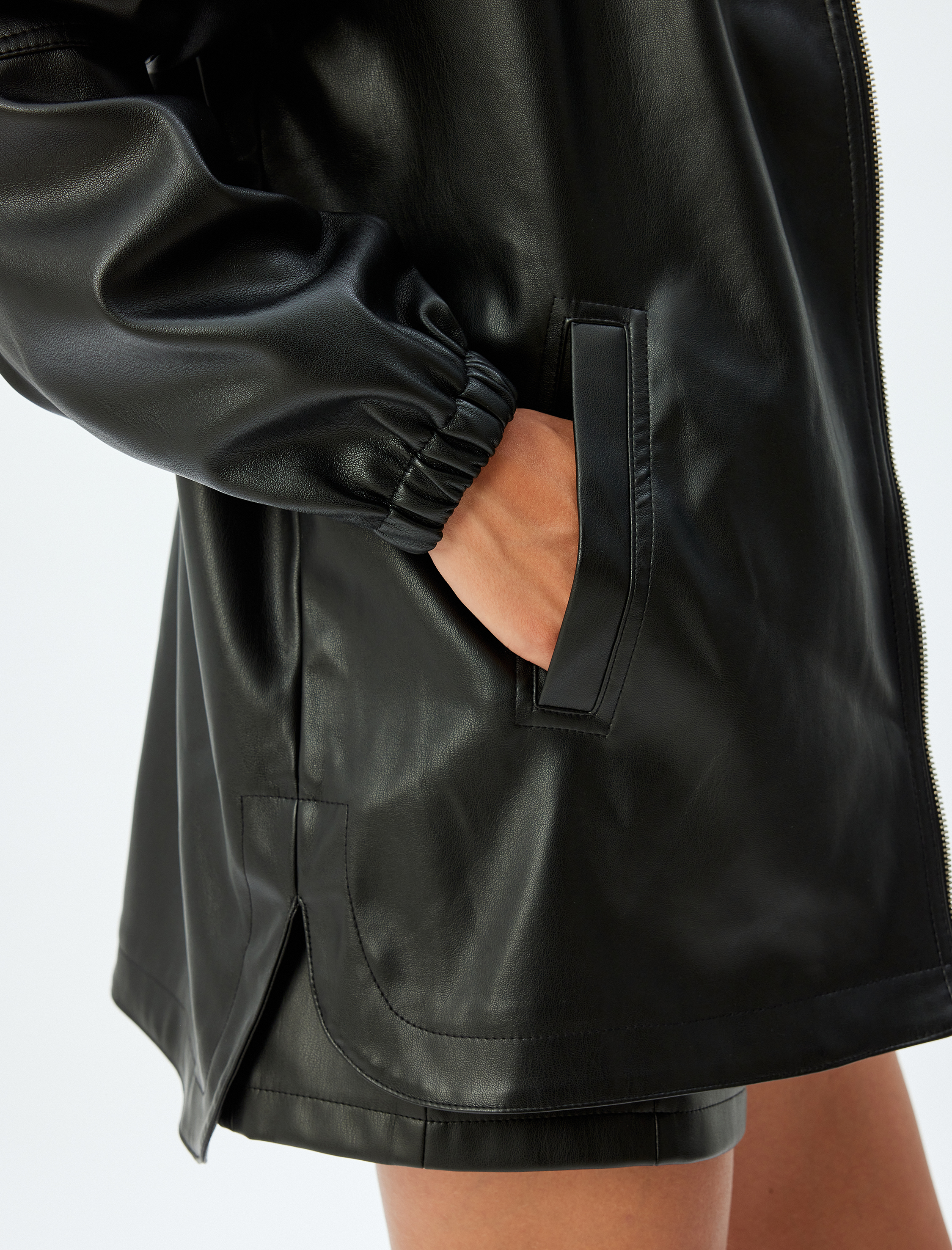 Fermuarlı Cepli Kapüşonlu Deri Görünümlü Yağmurluk