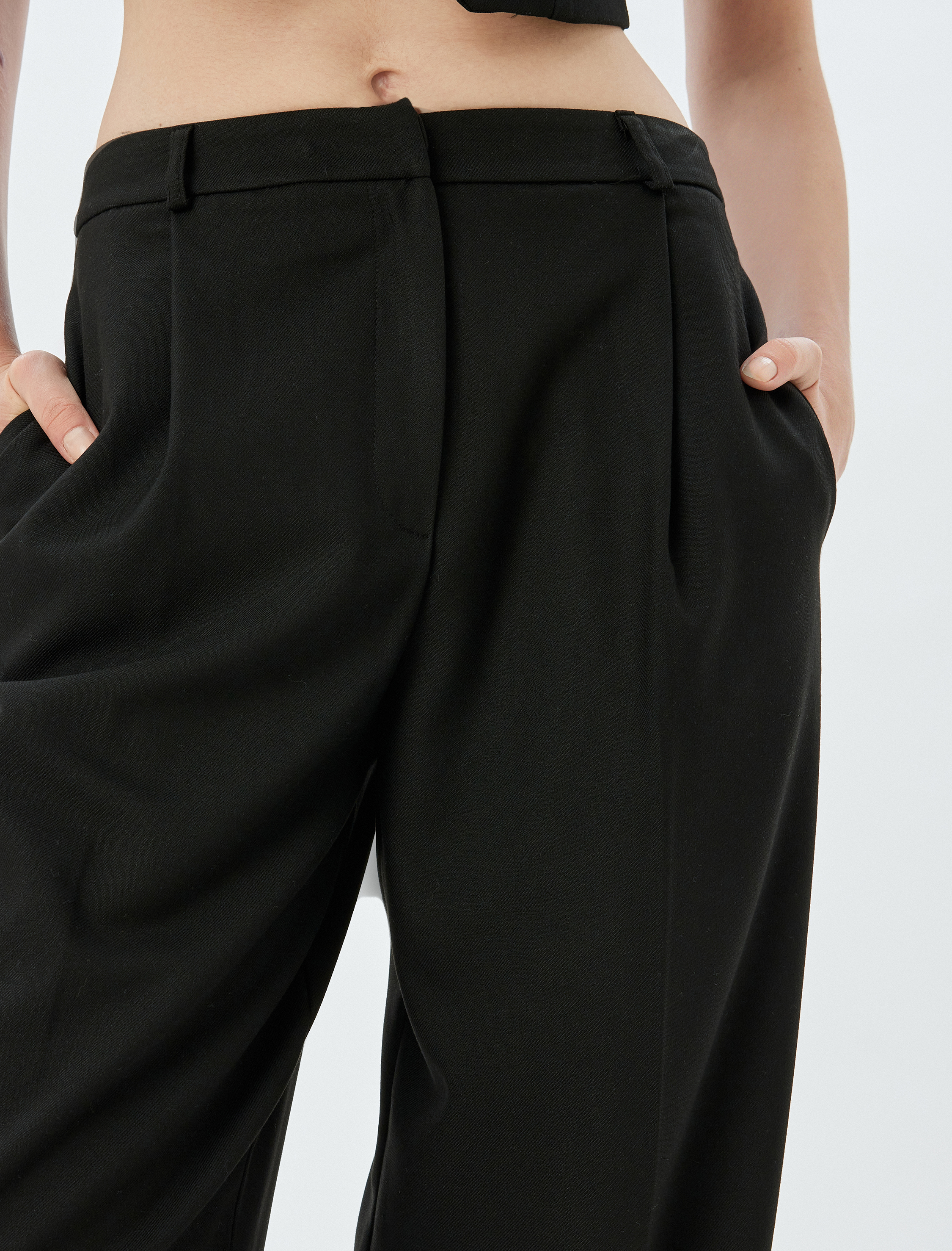 Pileli Cep Detaylı Düz Paça Kumaş Pantolon