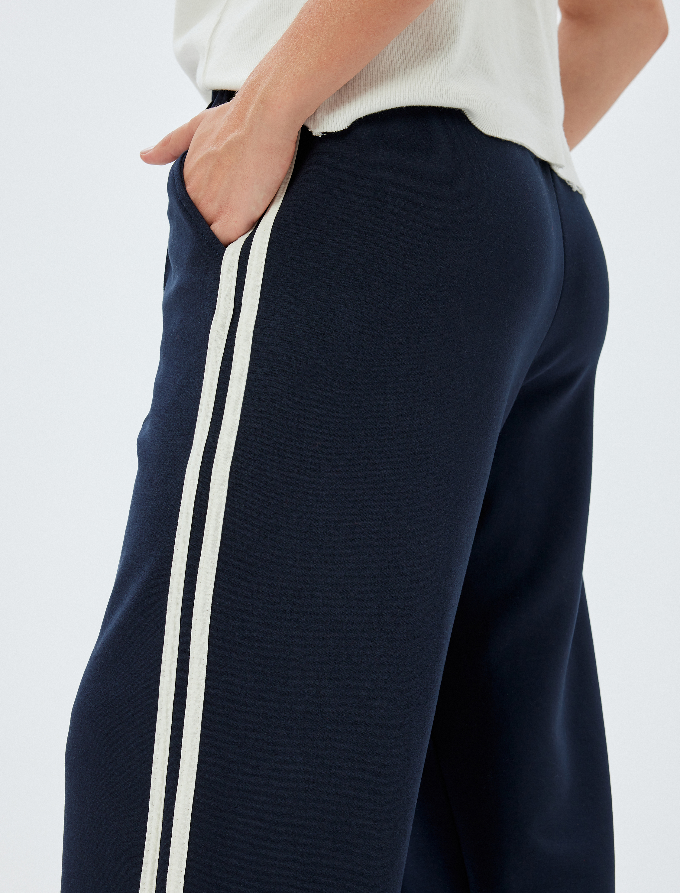 Koton X Sima Tarkan - Eşofman Pantolon Bol Paça Yanları Çizgi Şerit Detaylı Cepli Nervür Detaylı