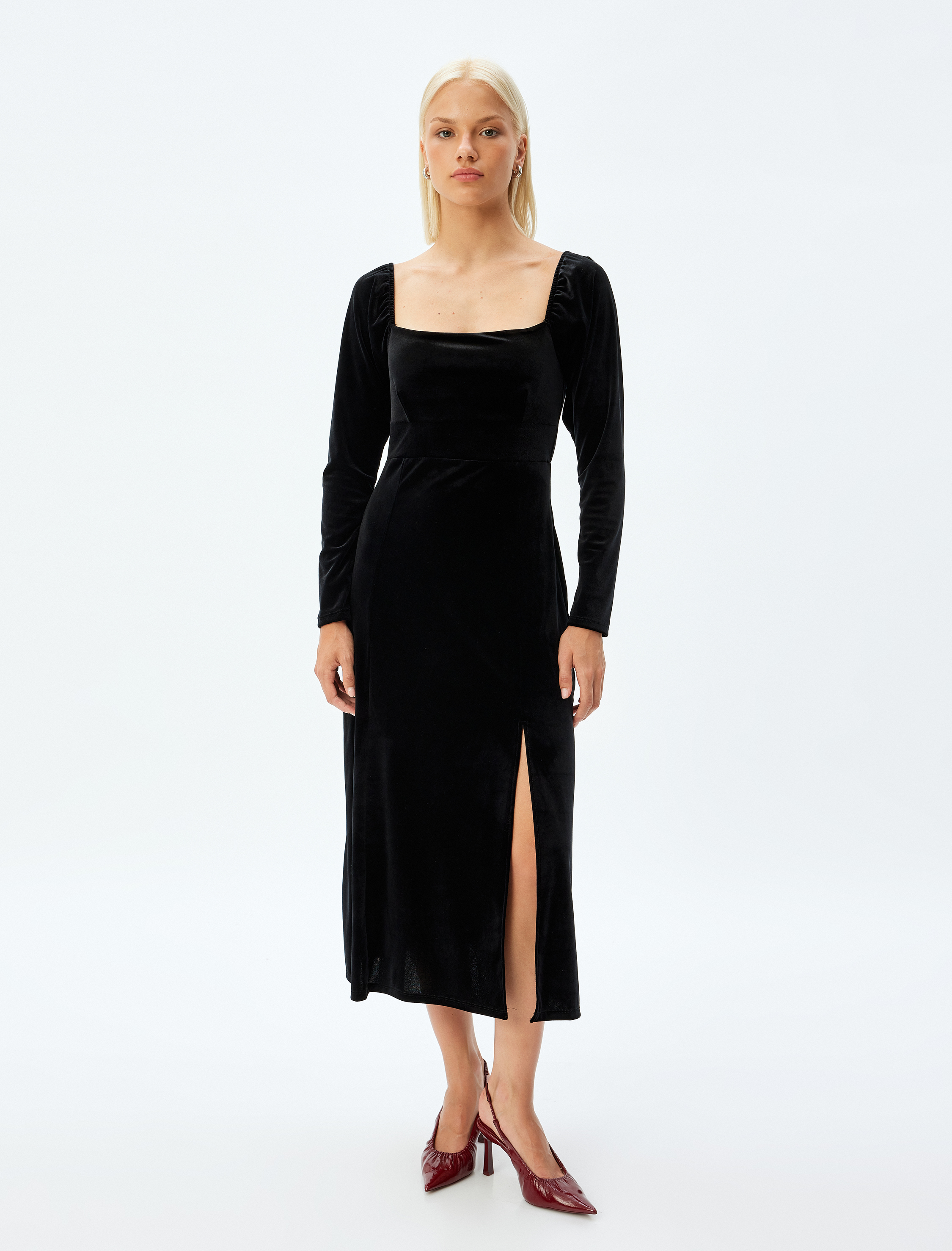 Kare Yaka Uzun Kollu Önden Yırtmaç Detaylı Midi Boy Kadife Elbise