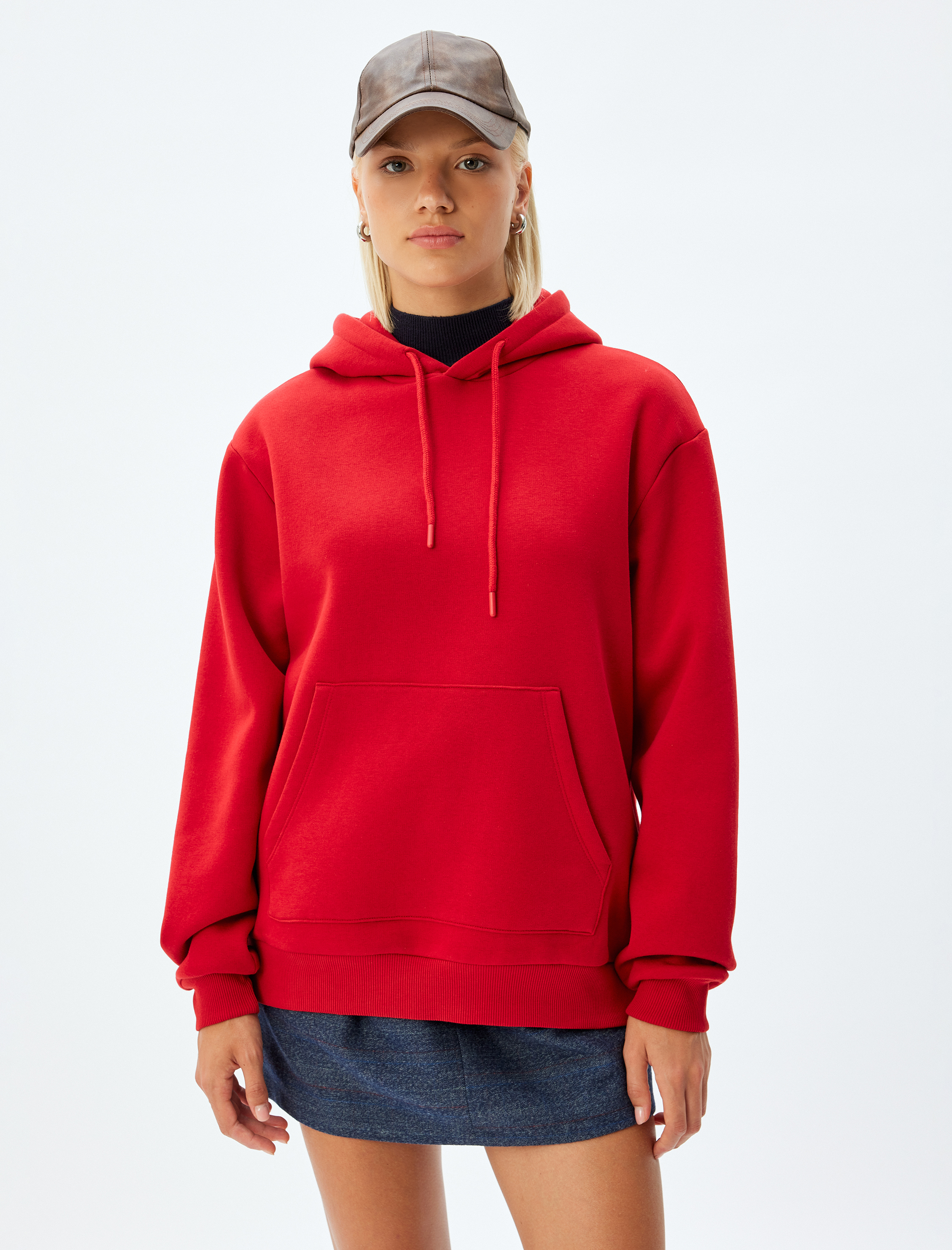   Koton X Sima Tarkan - Üç İplik Şardonlu Kanguru Cepli Uzun Kollu Rahat Kalıp Basic Kapüşonlu Sweatshirt