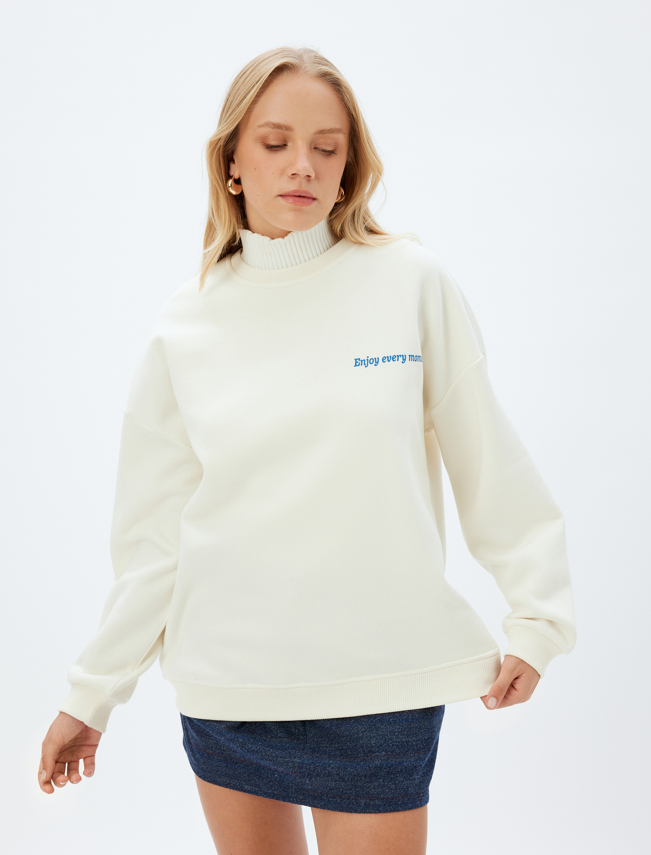   Koton X Sima Tarkan - Arkası Baskılı Üç İplik Şardonlu Bisiklet Yaka Uzun Kollu Oversize Sweatshirt