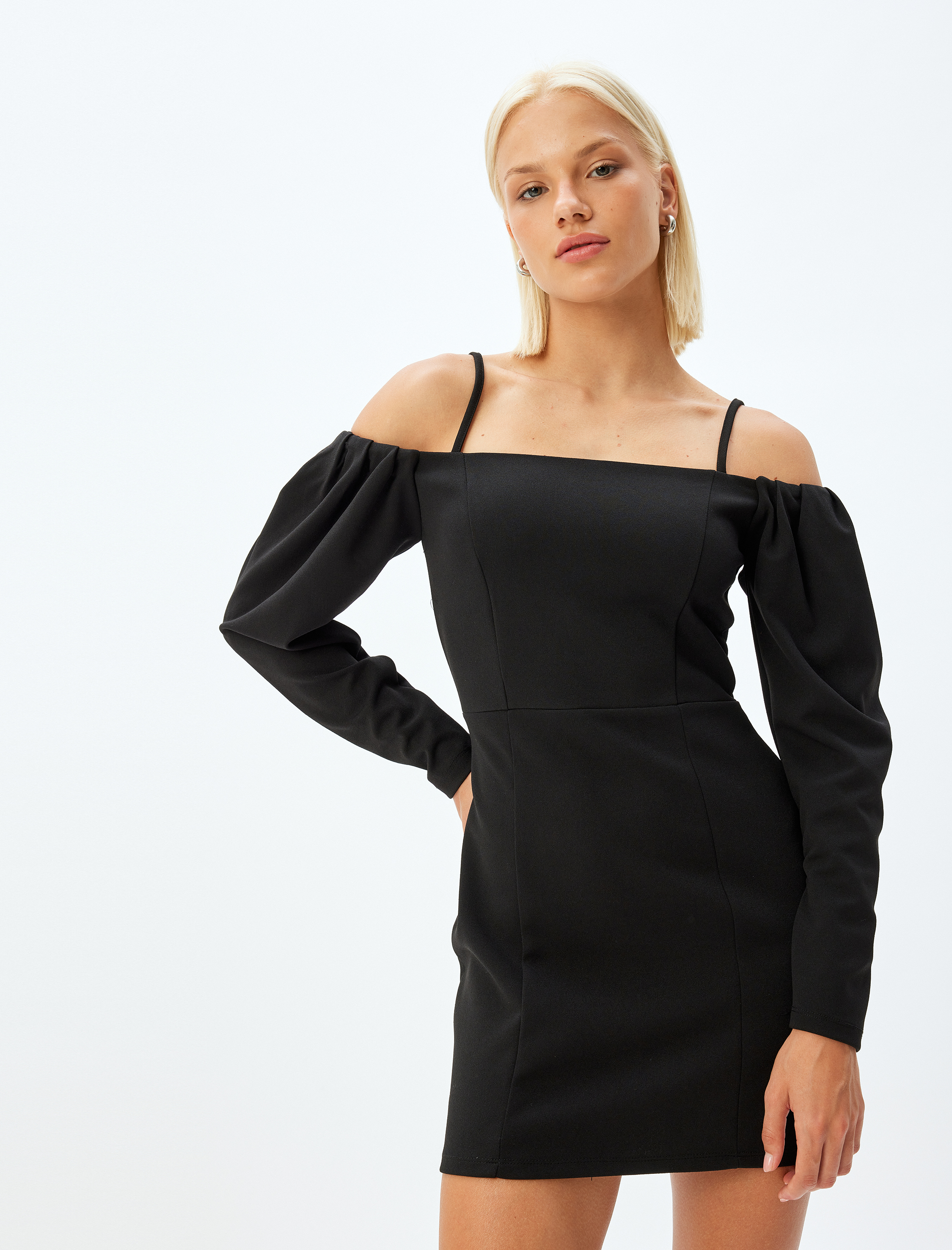   Uzun Kollu İnce Askı Detaylı Omuzu Açık Mini Elbise