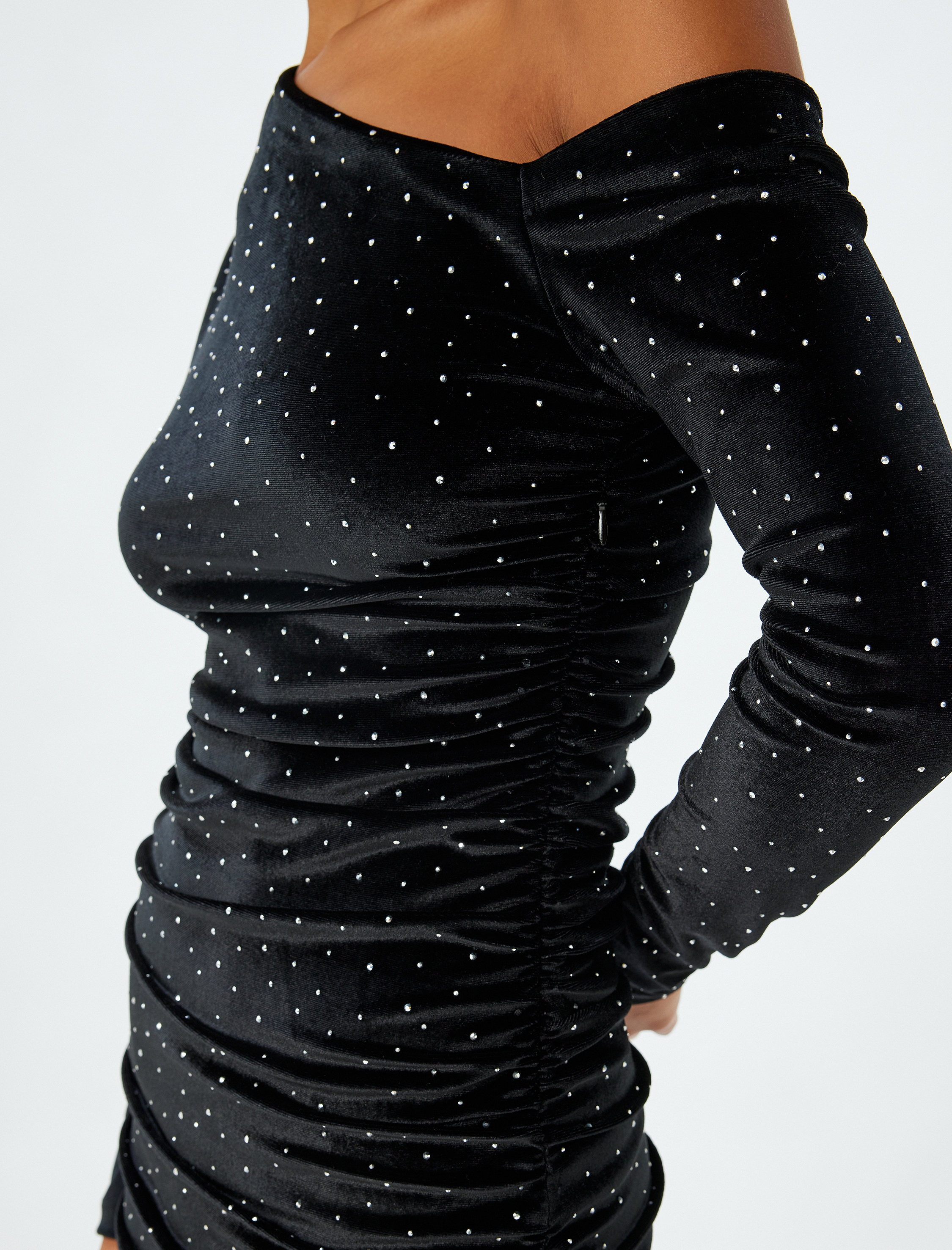   Taşlı Kadife Omzu Açık Drapeli Slim Fit Mini Elbise
