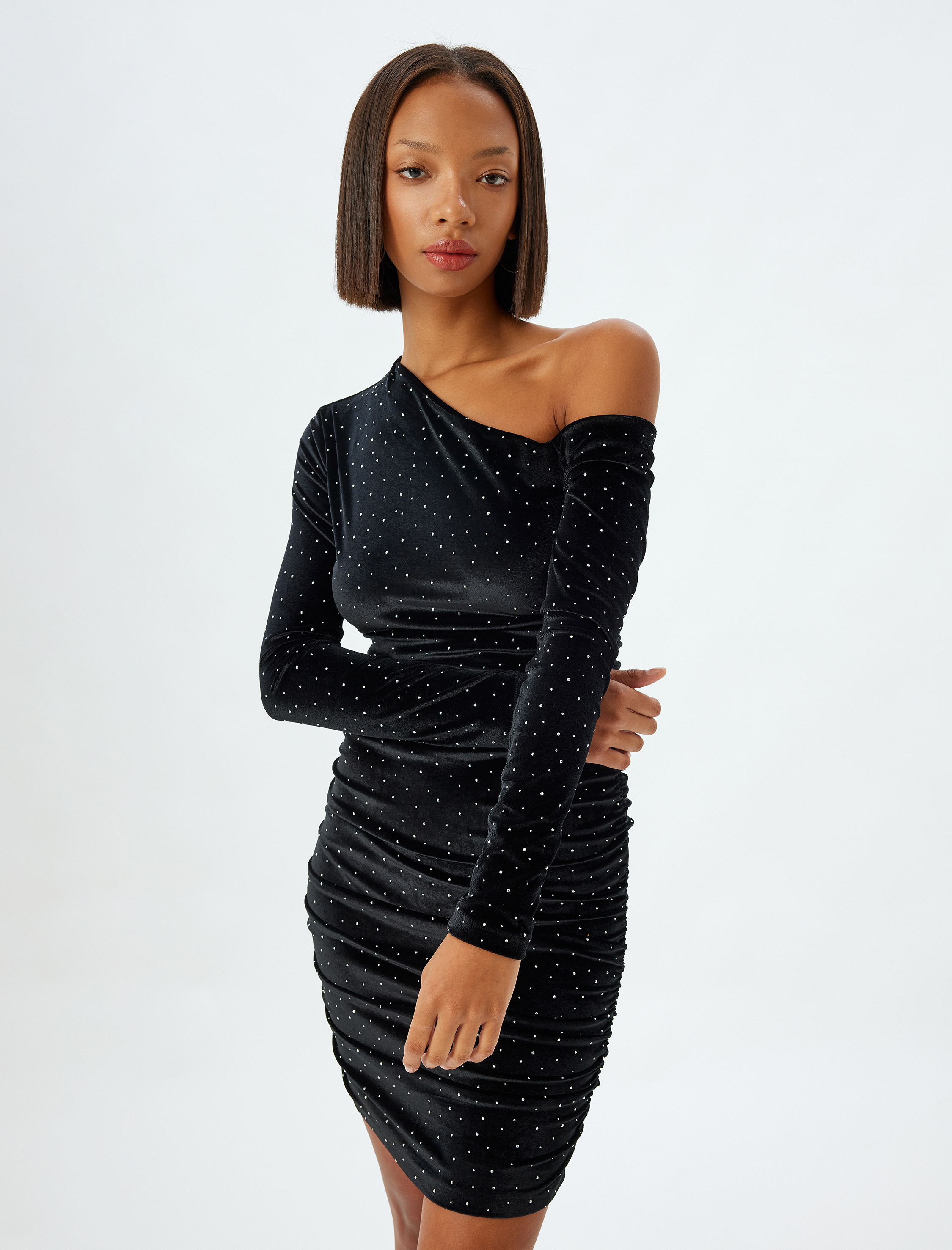   Taşlı Kadife Omzu Açık Drapeli Slim Fit Mini Elbise