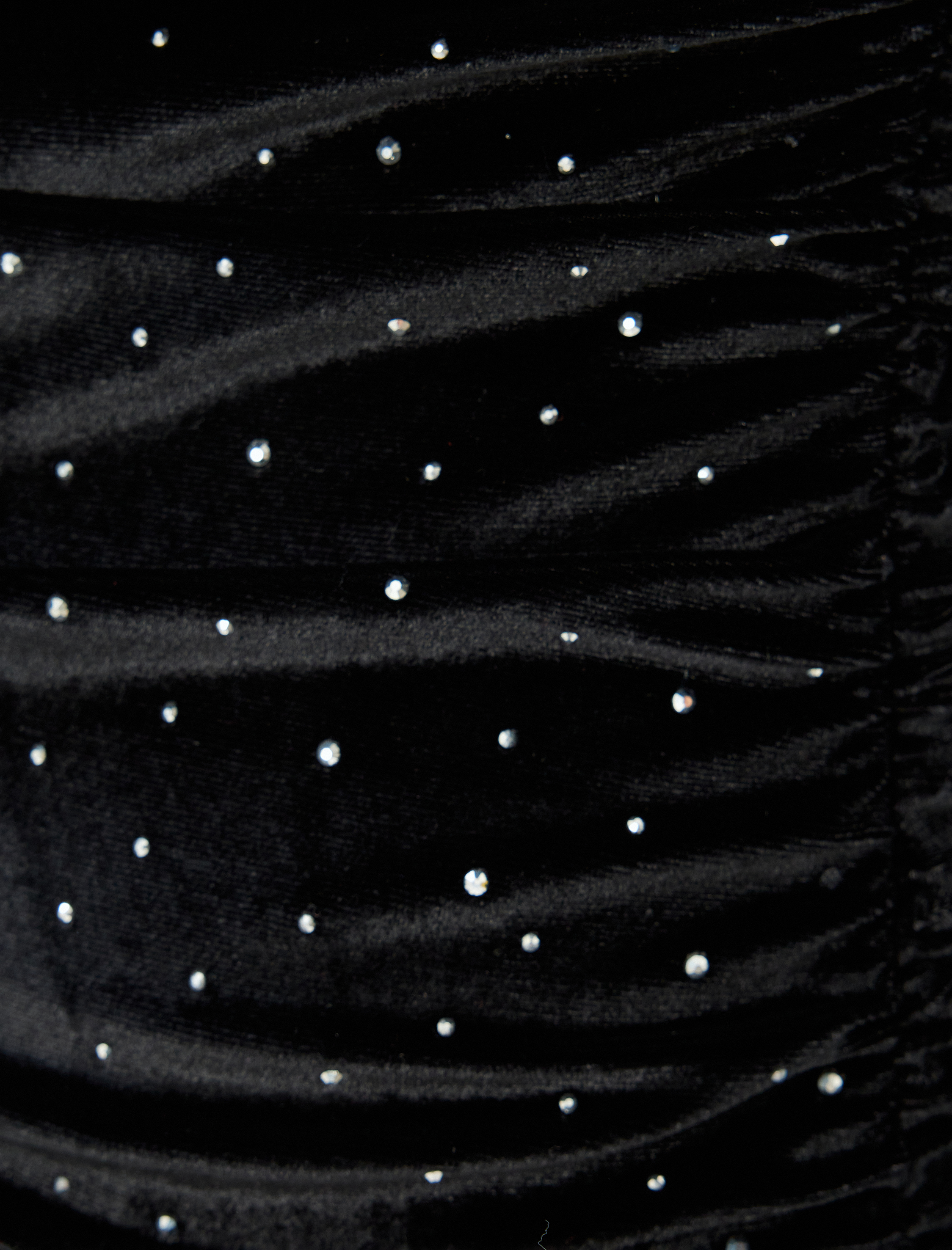   Taşlı Kadife Omzu Açık Drapeli Slim Fit Mini Elbise