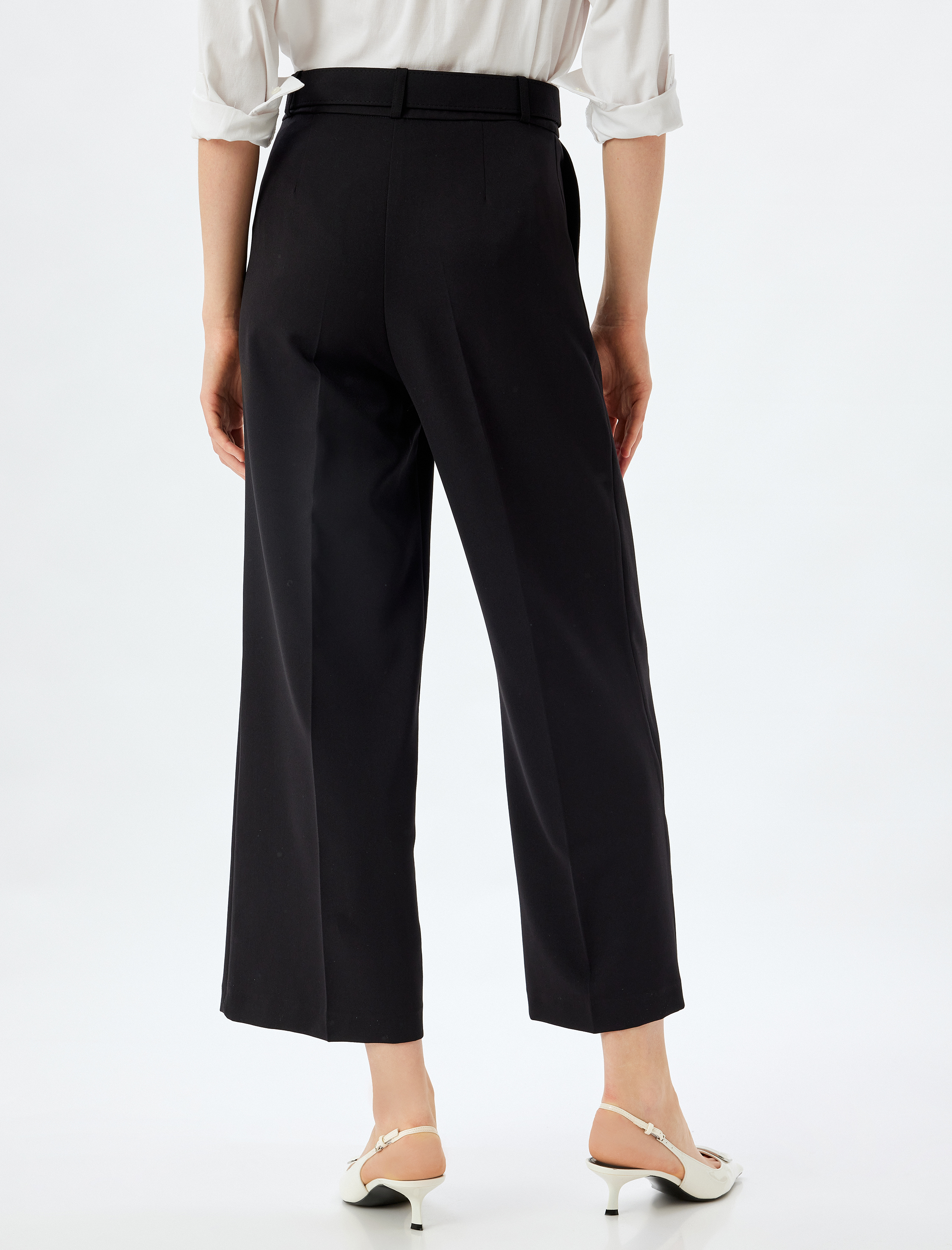   Yüksek Bel Kısa Bol Paça İnci Kemer Detaylı Pantolon