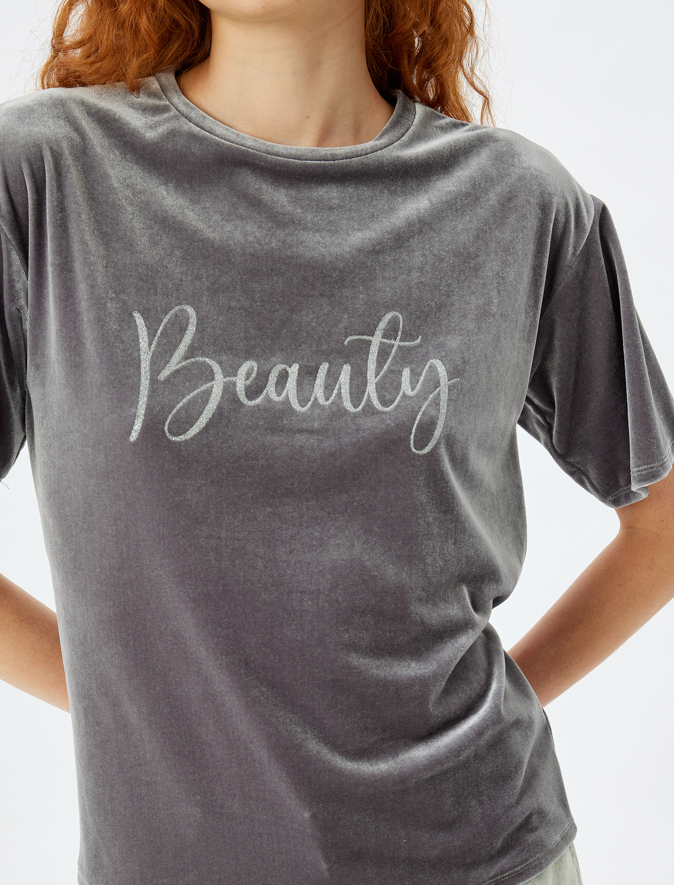   İşleme Detaylı Kısa Kollu Bisiklet Yaka Parlak Kadife Tişört