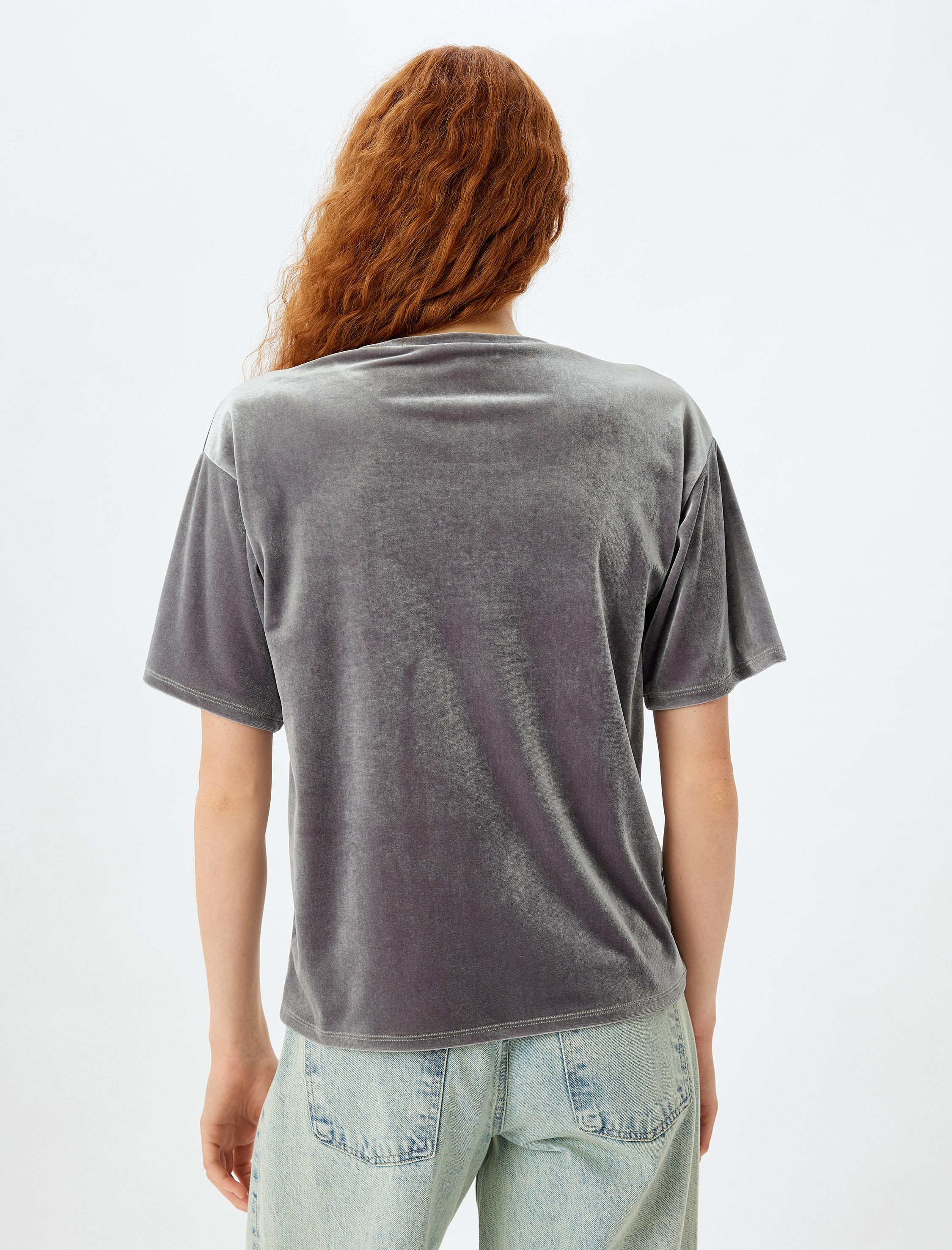   İşleme Detaylı Kısa Kollu Bisiklet Yaka Parlak Kadife Tişört