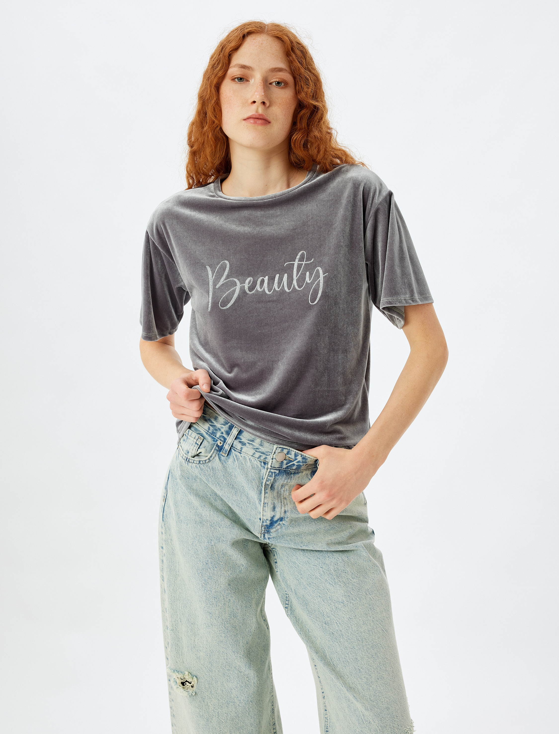   İşleme Detaylı Kısa Kollu Bisiklet Yaka Parlak Kadife Tişört