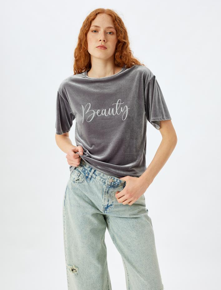  İşleme Detaylı Kısa Kollu Bisiklet Yaka Parlak Kadife Tişört