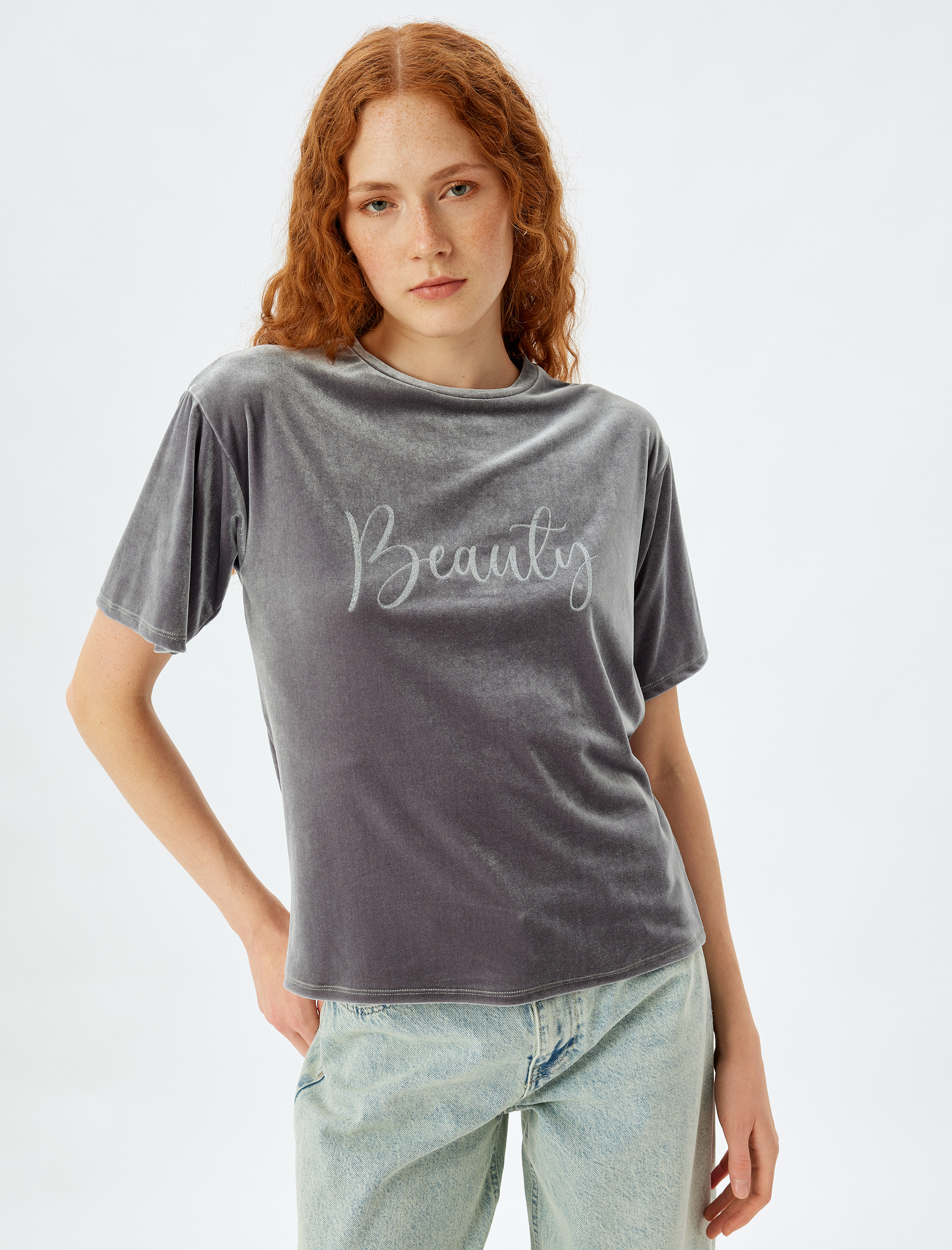   İşleme Detaylı Kısa Kollu Bisiklet Yaka Parlak Kadife Tişört