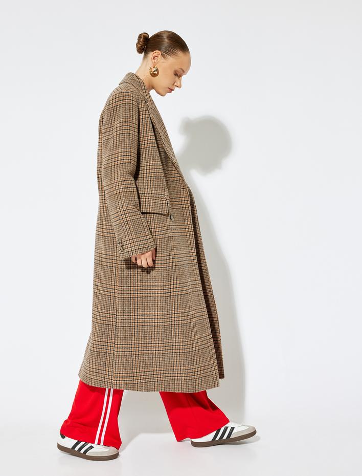  Koton X Sima Tarkan - Ekstra Uzun Kaşe Kaban Kruvaze Düğmeli Kapaklı Cepli