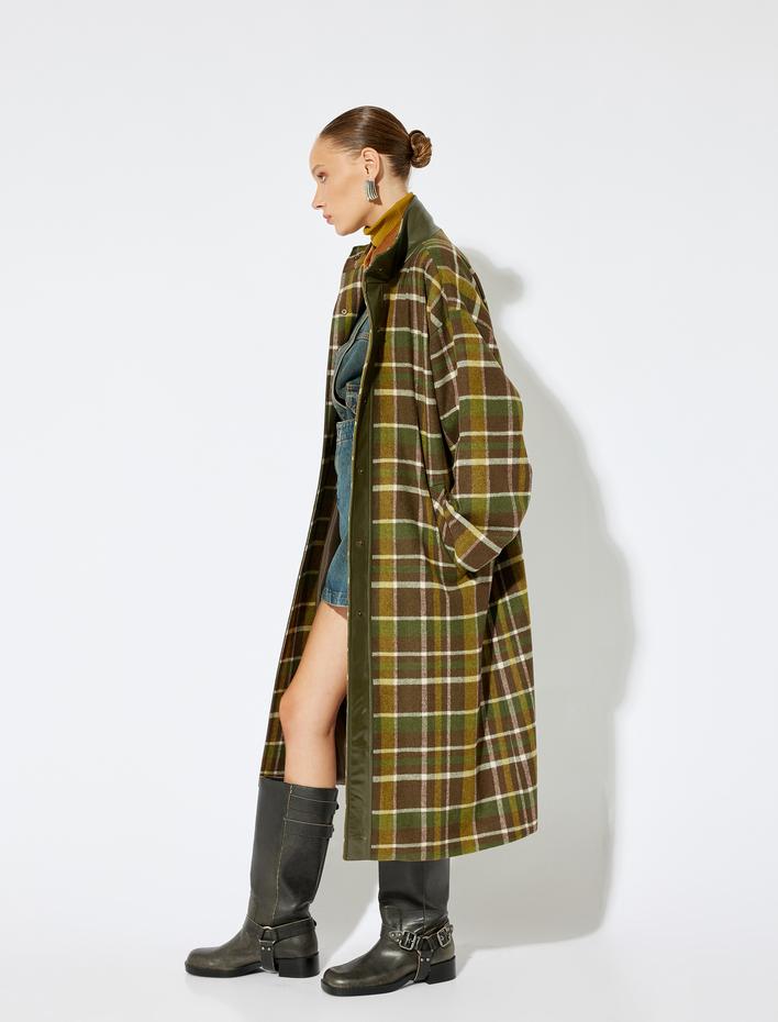  Koton X Sima Tarkan -  Suni Deri Detaylı Ekstra Uzun Ekose Oversize Kaşe Kaban