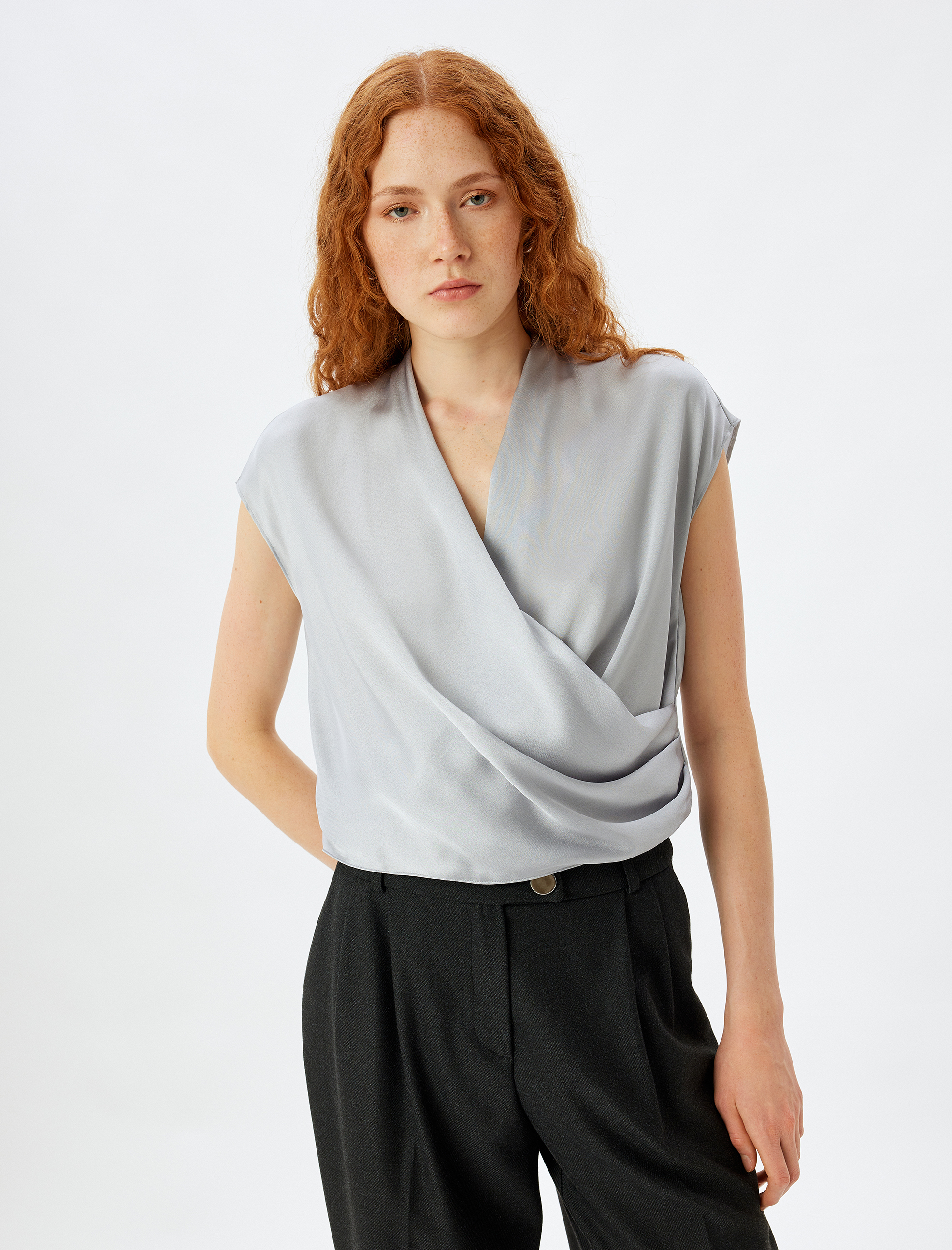   Kruvaze Saten Bluz V Yaka Kolsuz Drape Detaylı