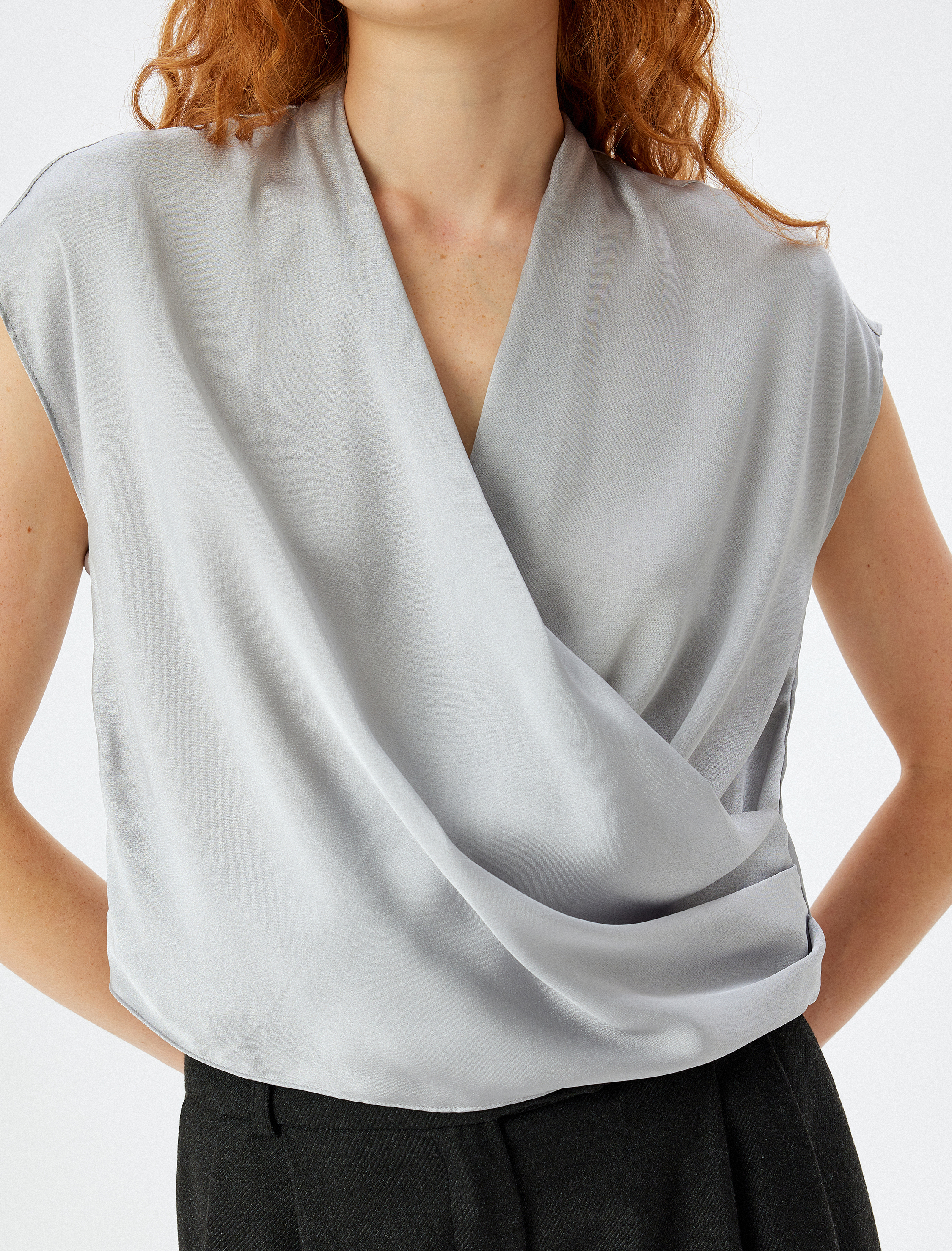   Kruvaze Saten Bluz V Yaka Kolsuz Drape Detaylı