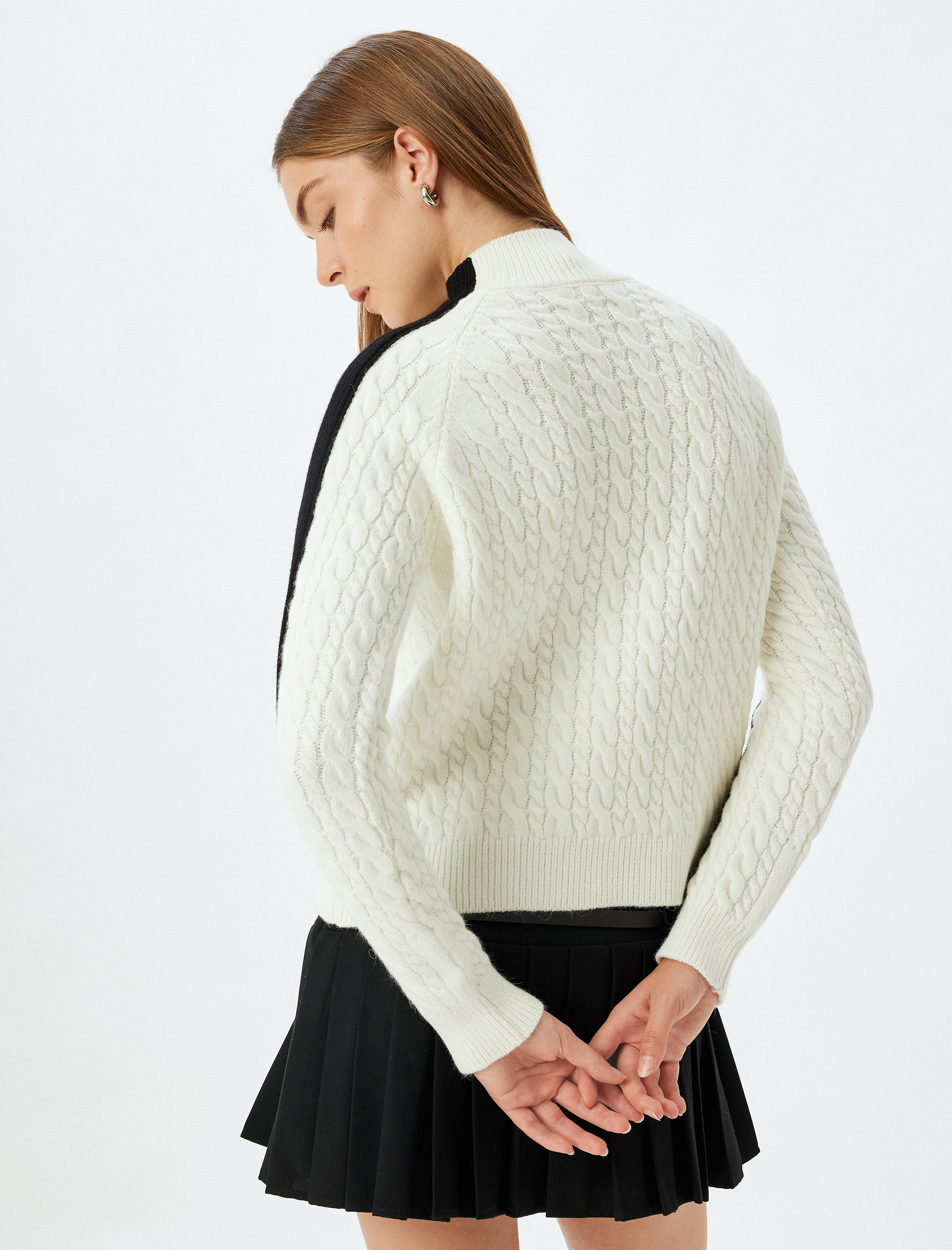   Renk Kontrastlı Dik Yaka Saç Örgü Şönil Kazak Uzun Kollu