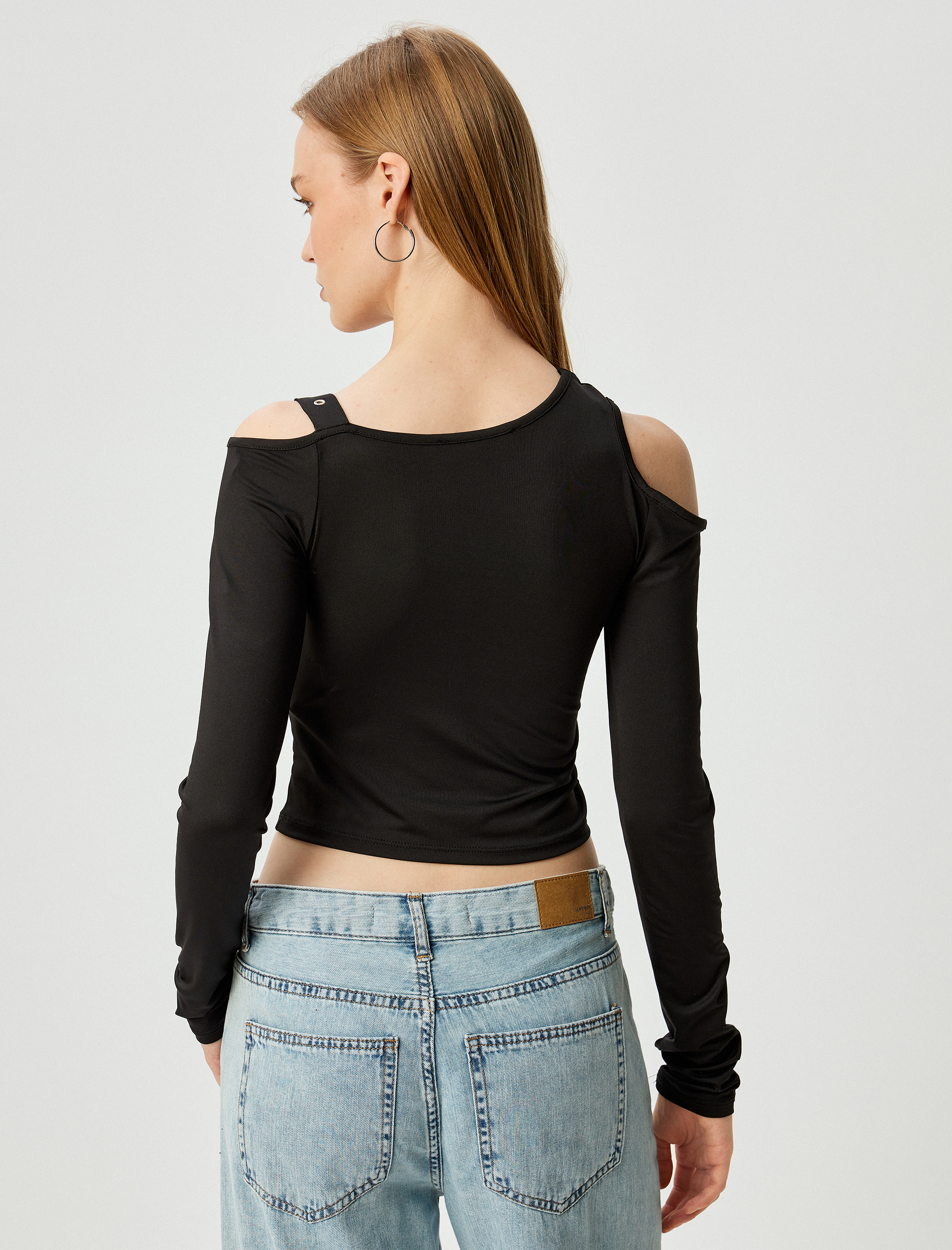   Uzun Kollu Crop Pencere Detaylı Kemerli Tişört