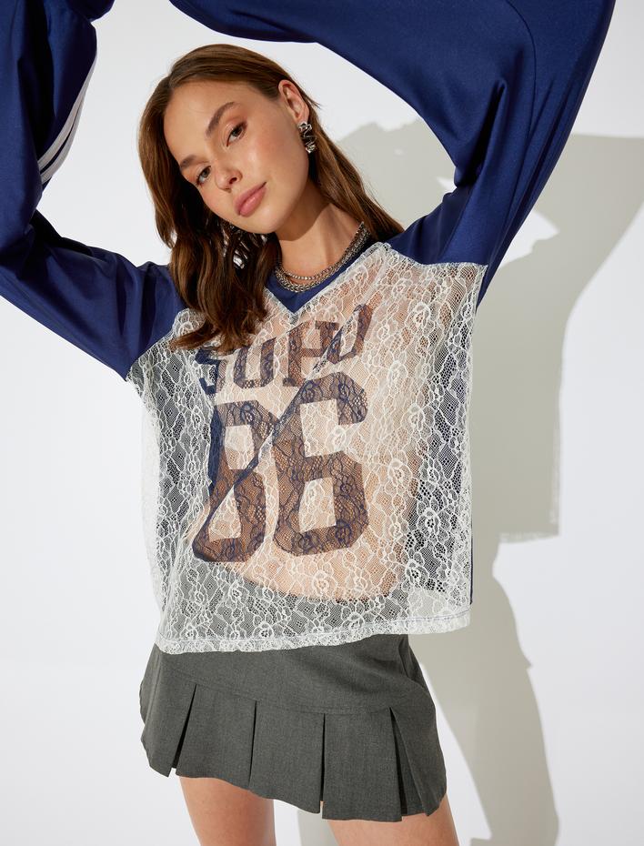  Koton X İnji - Dantelli Kolej Sweatshirt V Yaka Baskılı Biyeli