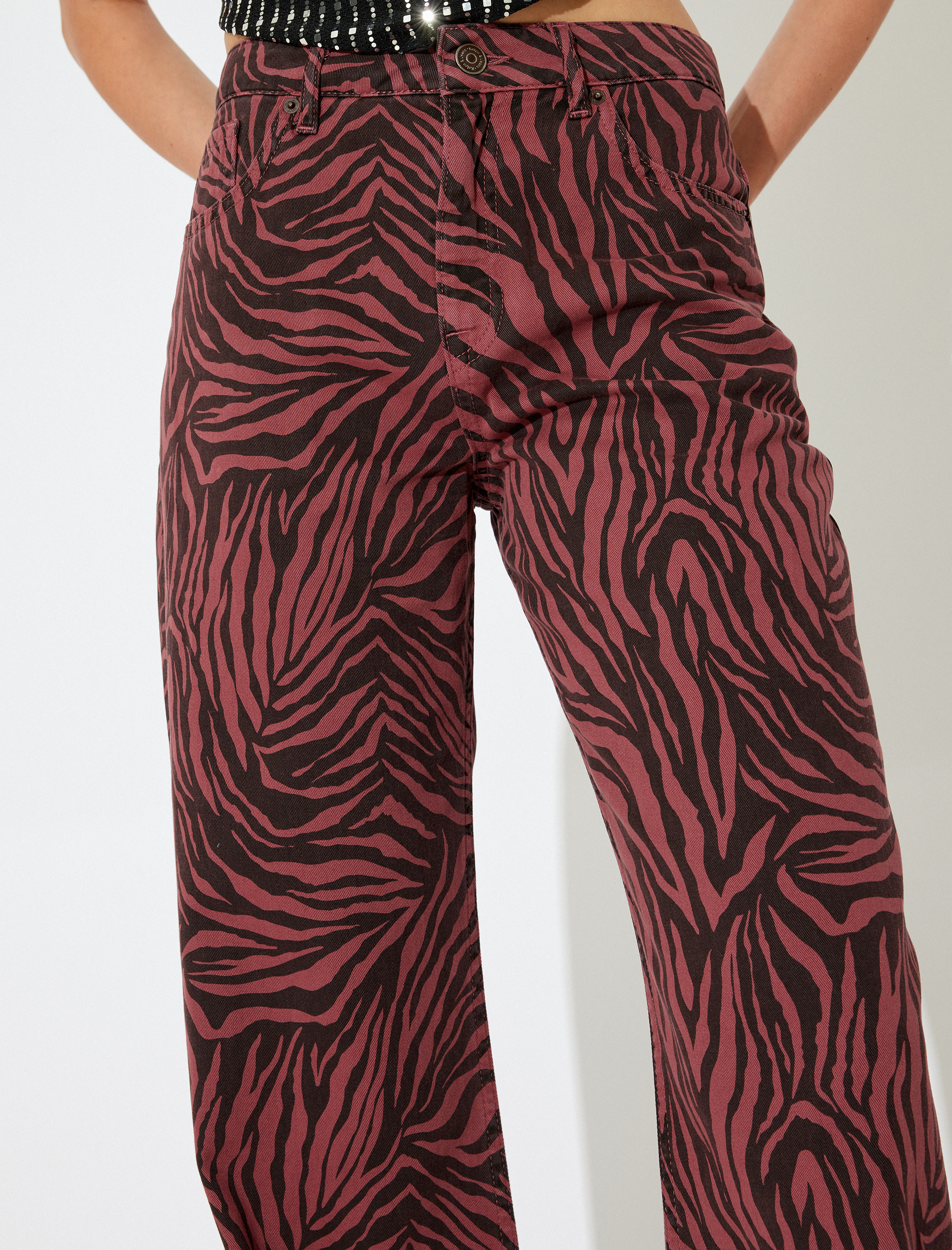 Koton X İnji - Leopar Pantolon Normal Bel Düz Uzun Paça Düğmeli - Longer Straight Fit Jean