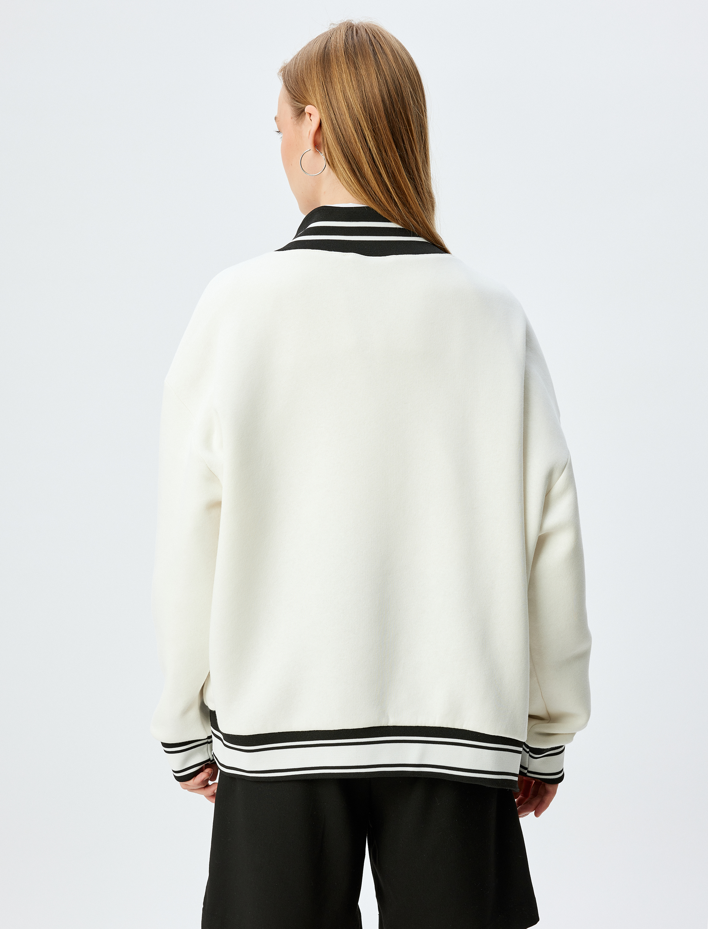   Şardonlu Oversize Sweatshirt V Yaka Biyeli Kolej Baskılı