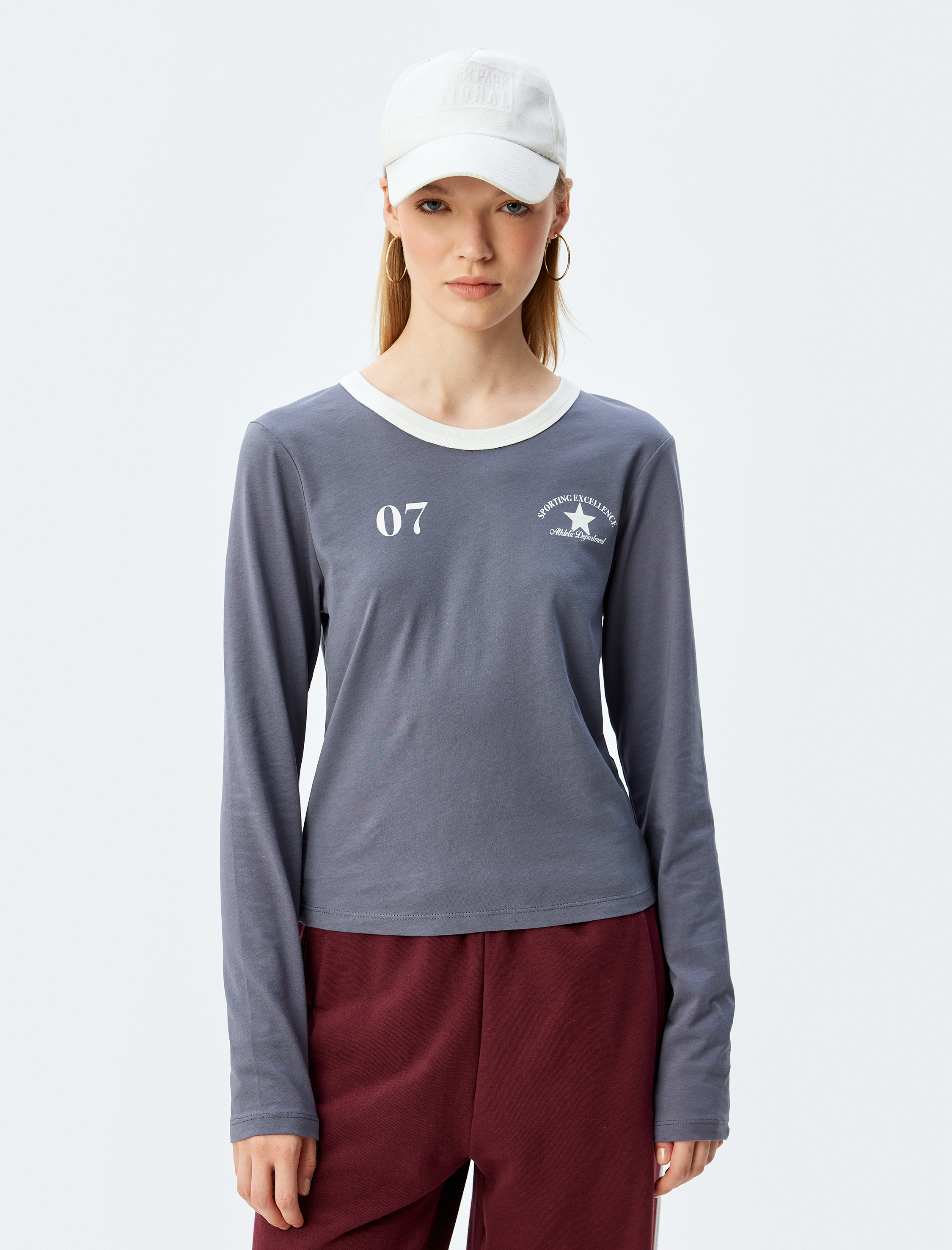   Uzun Kollu Kolej Temalı Arkası Baskılı Bisiklet Yaka Tişört