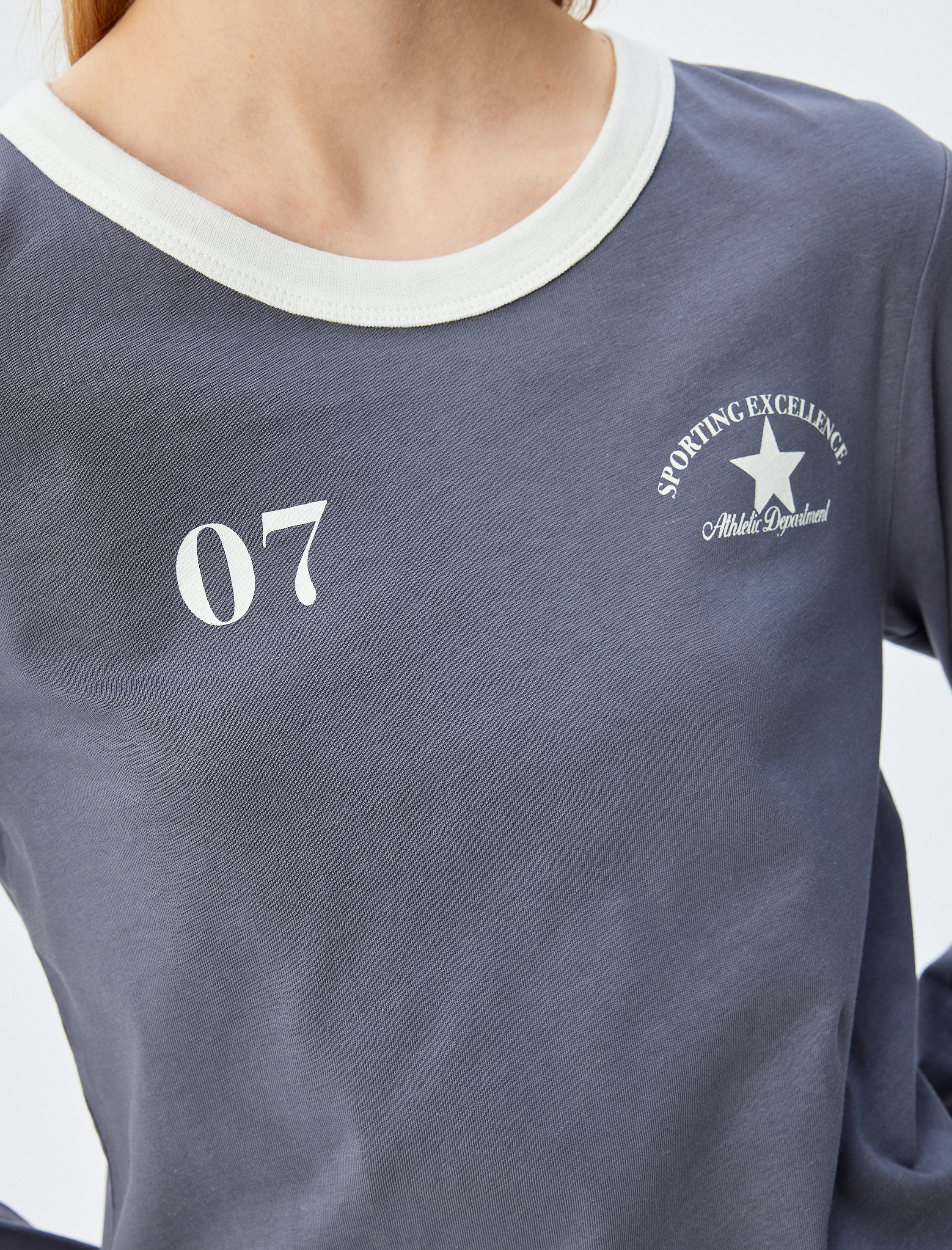   Uzun Kollu Kolej Temalı Arkası Baskılı Bisiklet Yaka Tişört