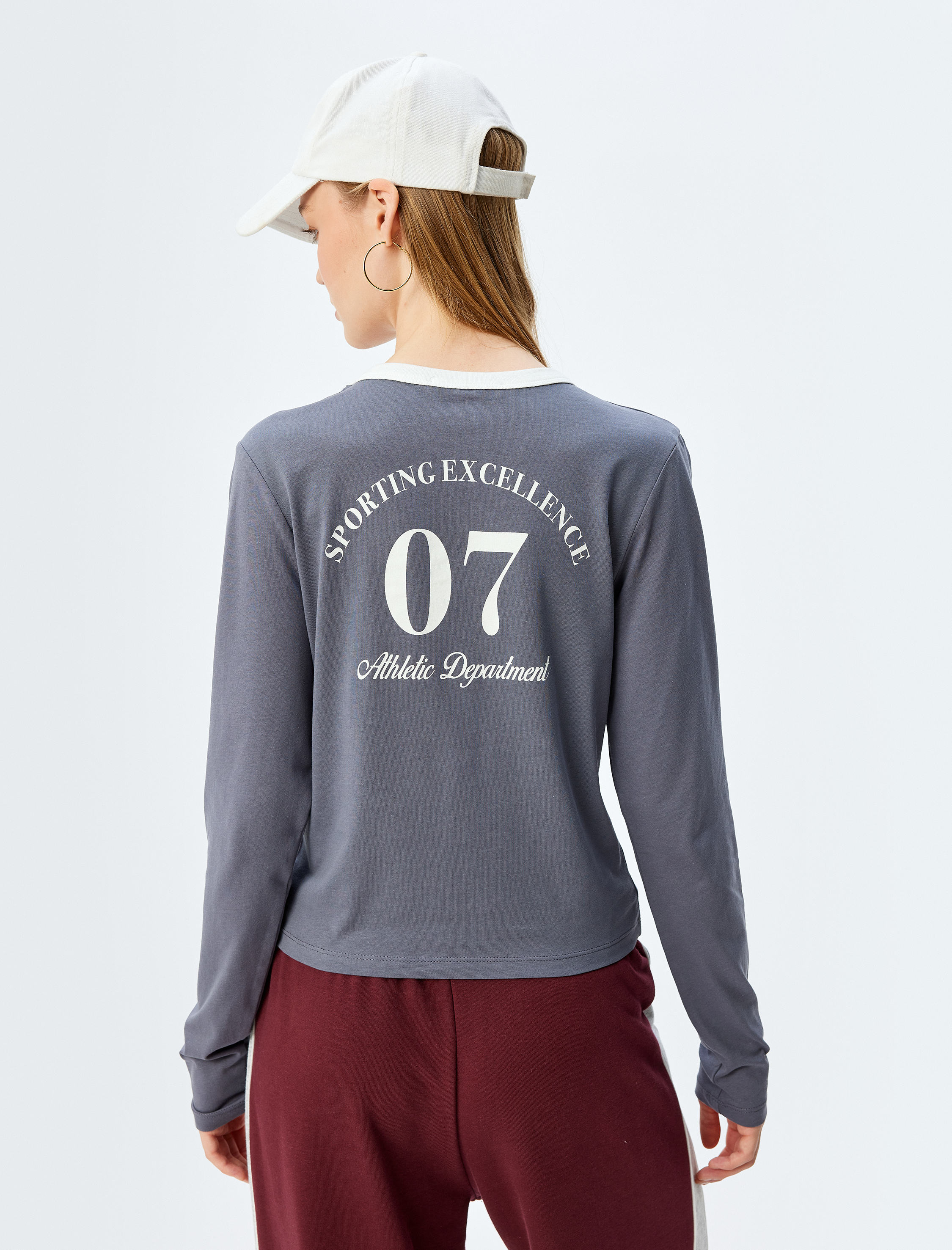   Uzun Kollu Kolej Temalı Arkası Baskılı Bisiklet Yaka Tişört