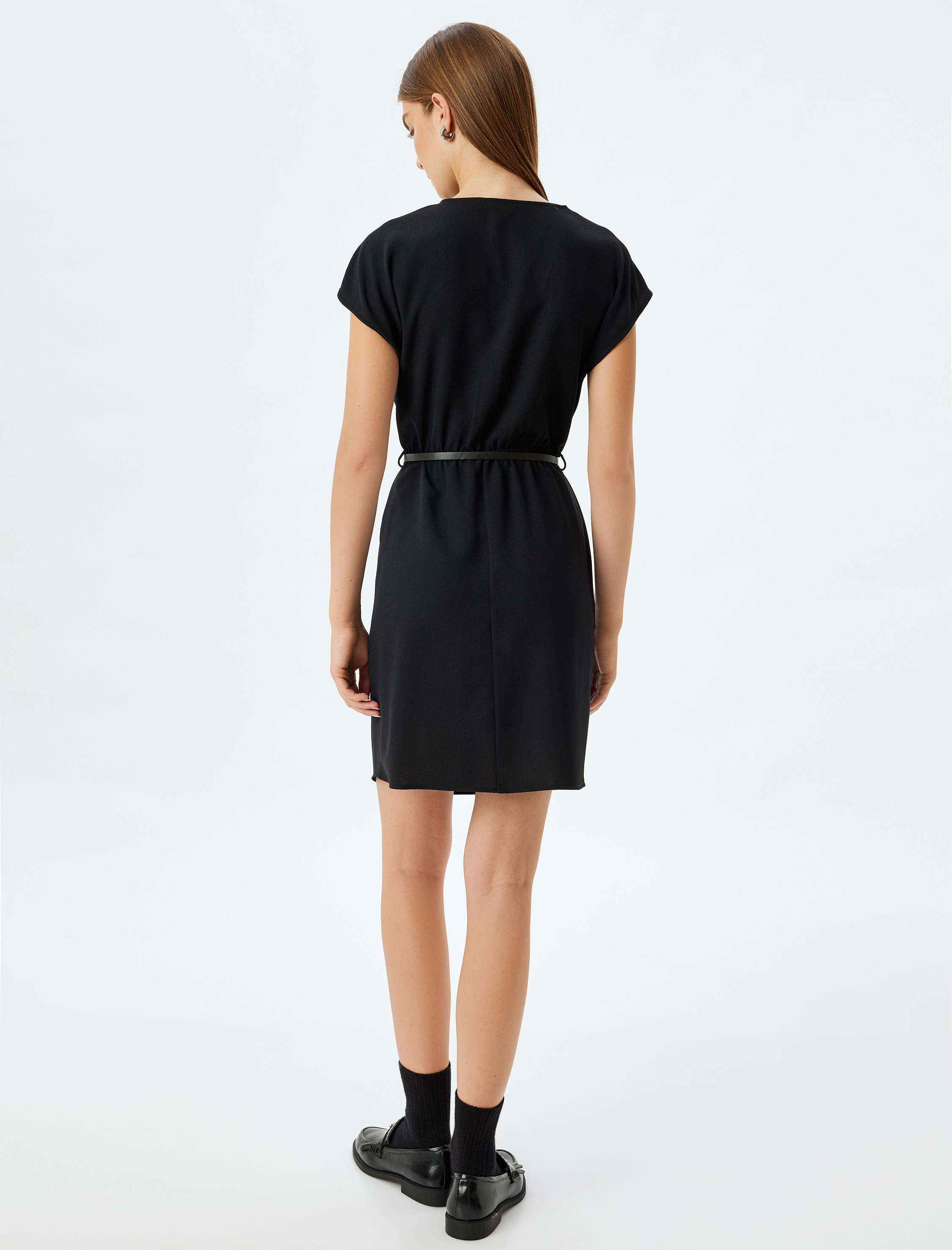   Dökümlü Yaka Kemerli Kısa Kollu Mini Elbise