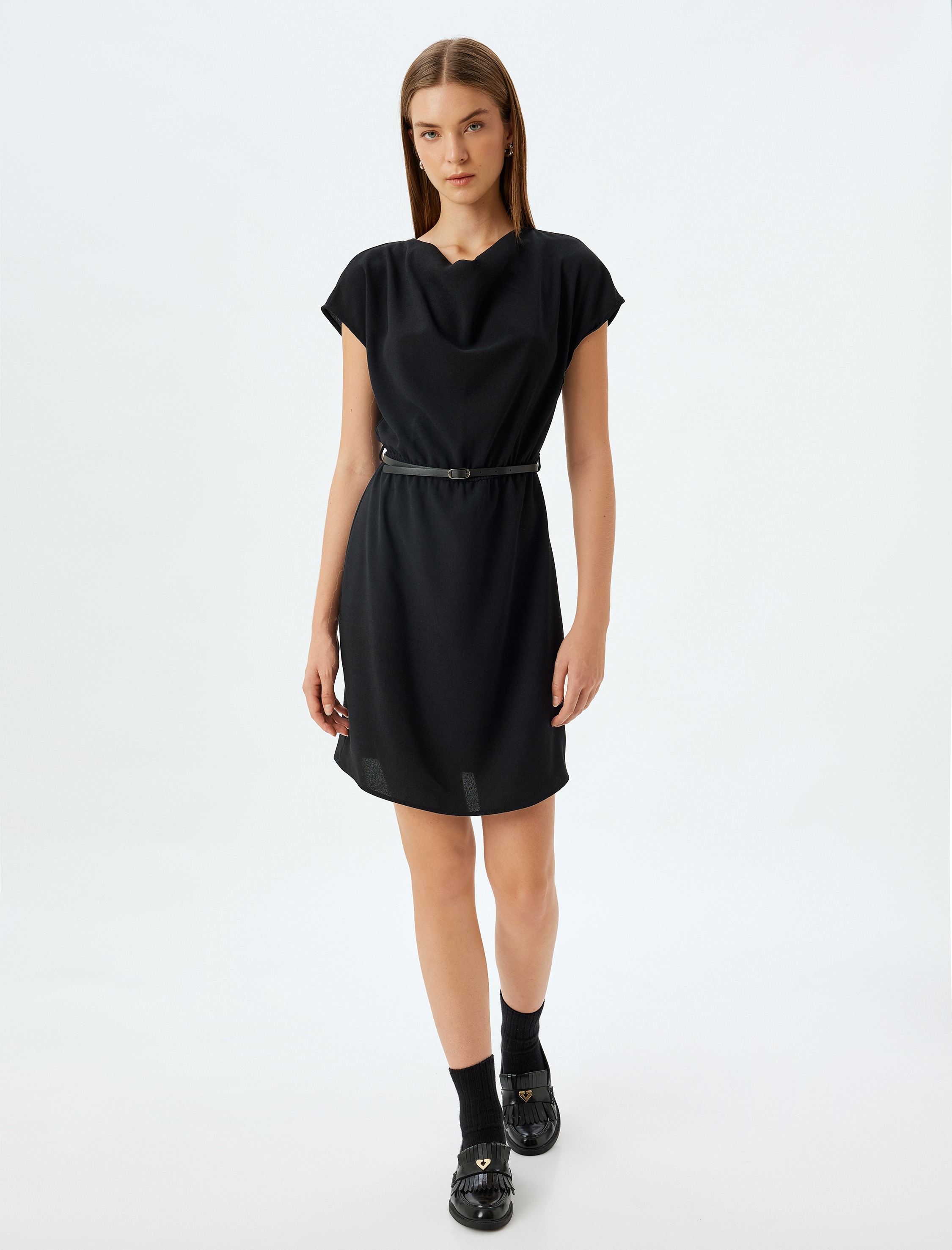   Dökümlü Yaka Kemerli Kısa Kollu Mini Elbise