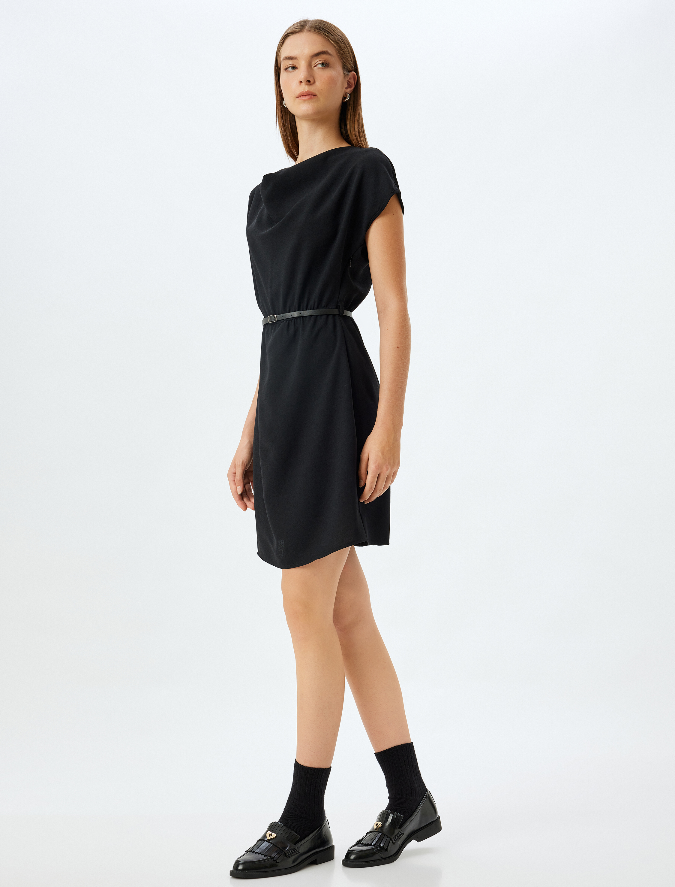   Dökümlü Yaka Kemerli Kısa Kollu Mini Elbise